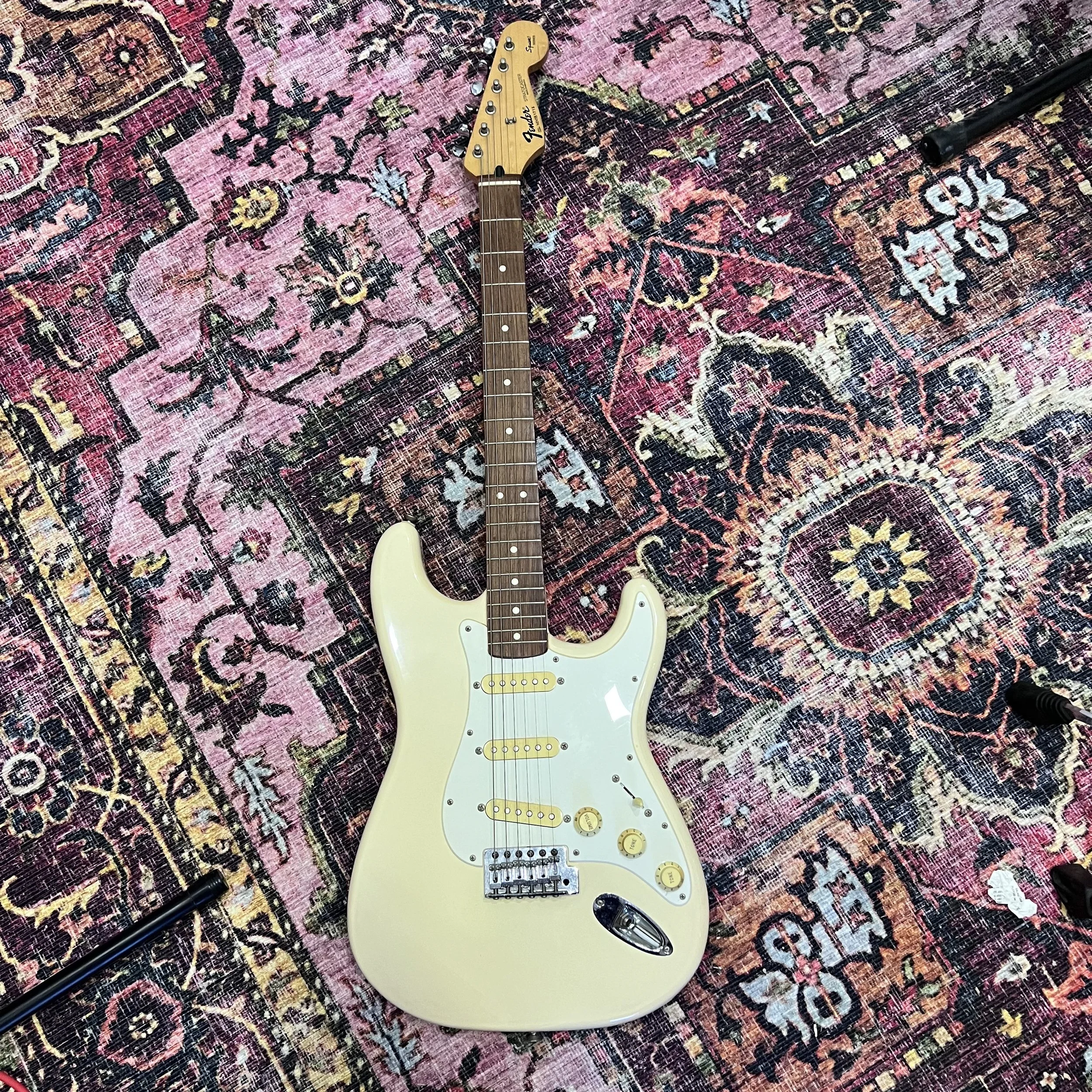 FenderSquier SeriesStratocasterAgedArctic White_01.jpeg