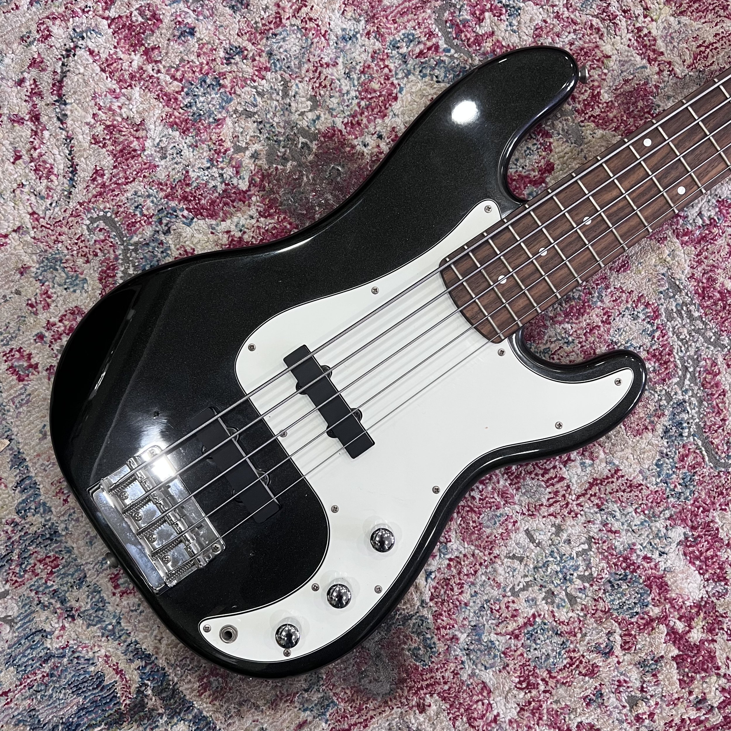 SquierPrecisionBassV5string Black_02.jpeg