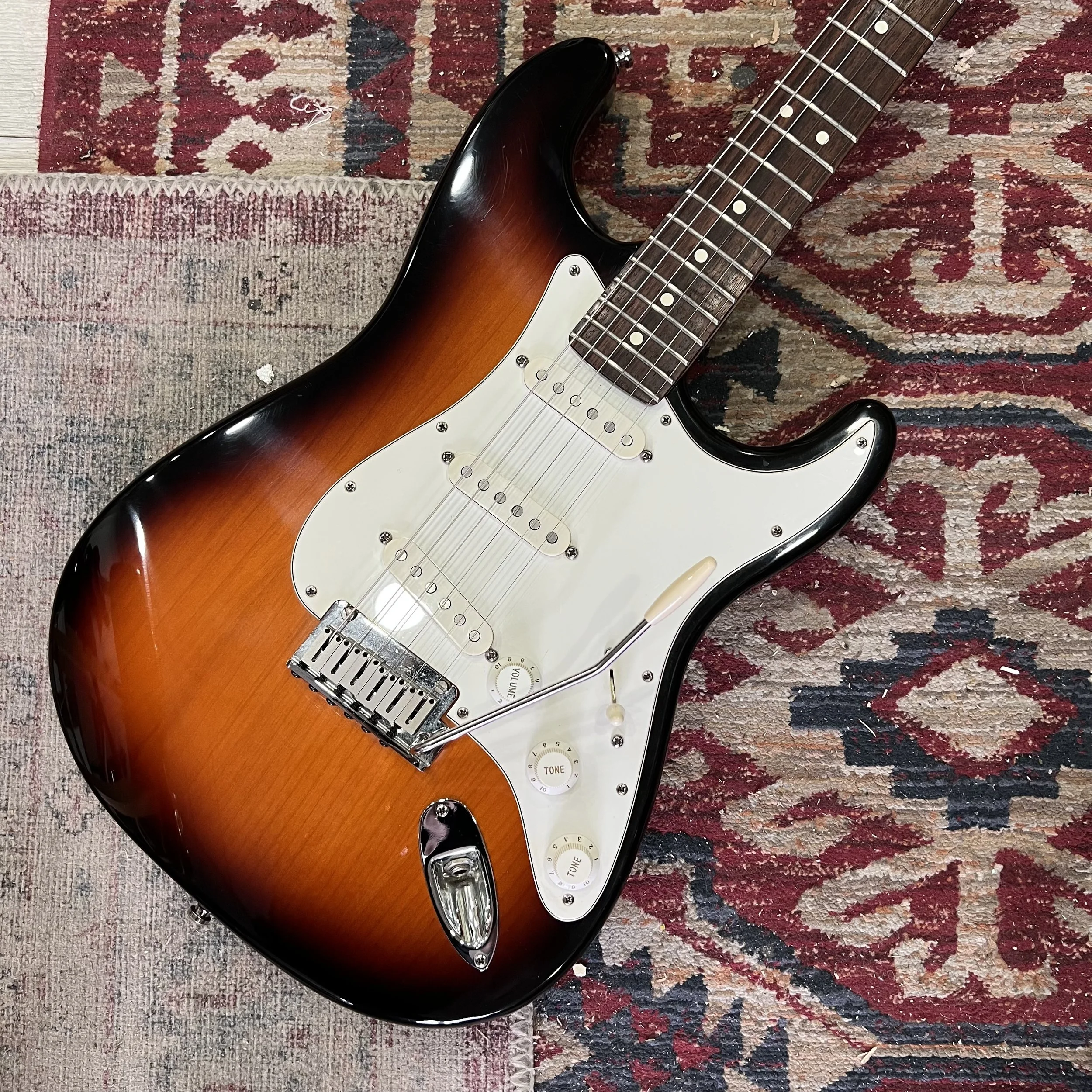 Fender-Stratocaster-40th-Anniversary-USA-3Tone-Sunburst-Electric-Guitar-5.jpeg