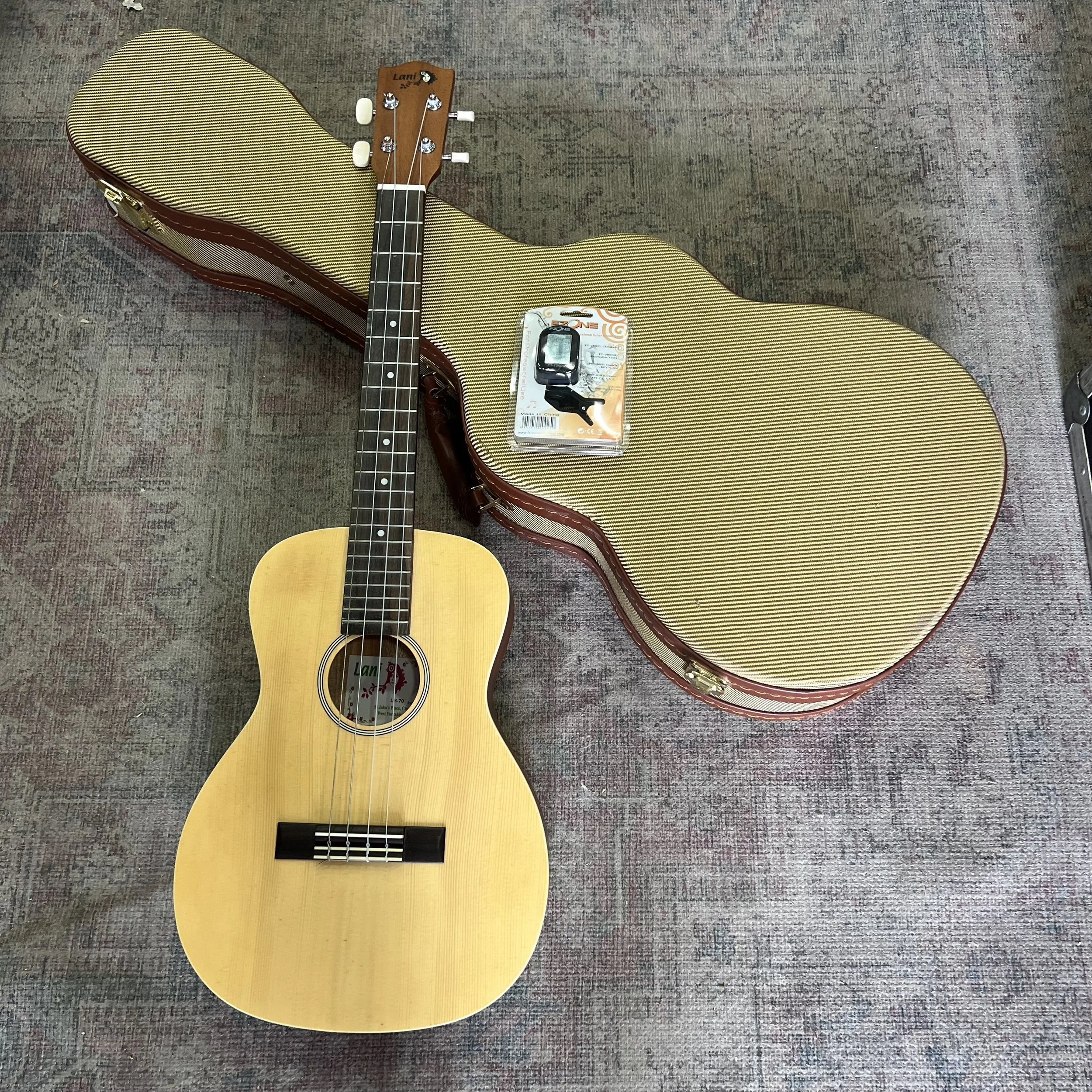 Lani-baritone-ukulele-LB70-tweed-case-01.jpeg