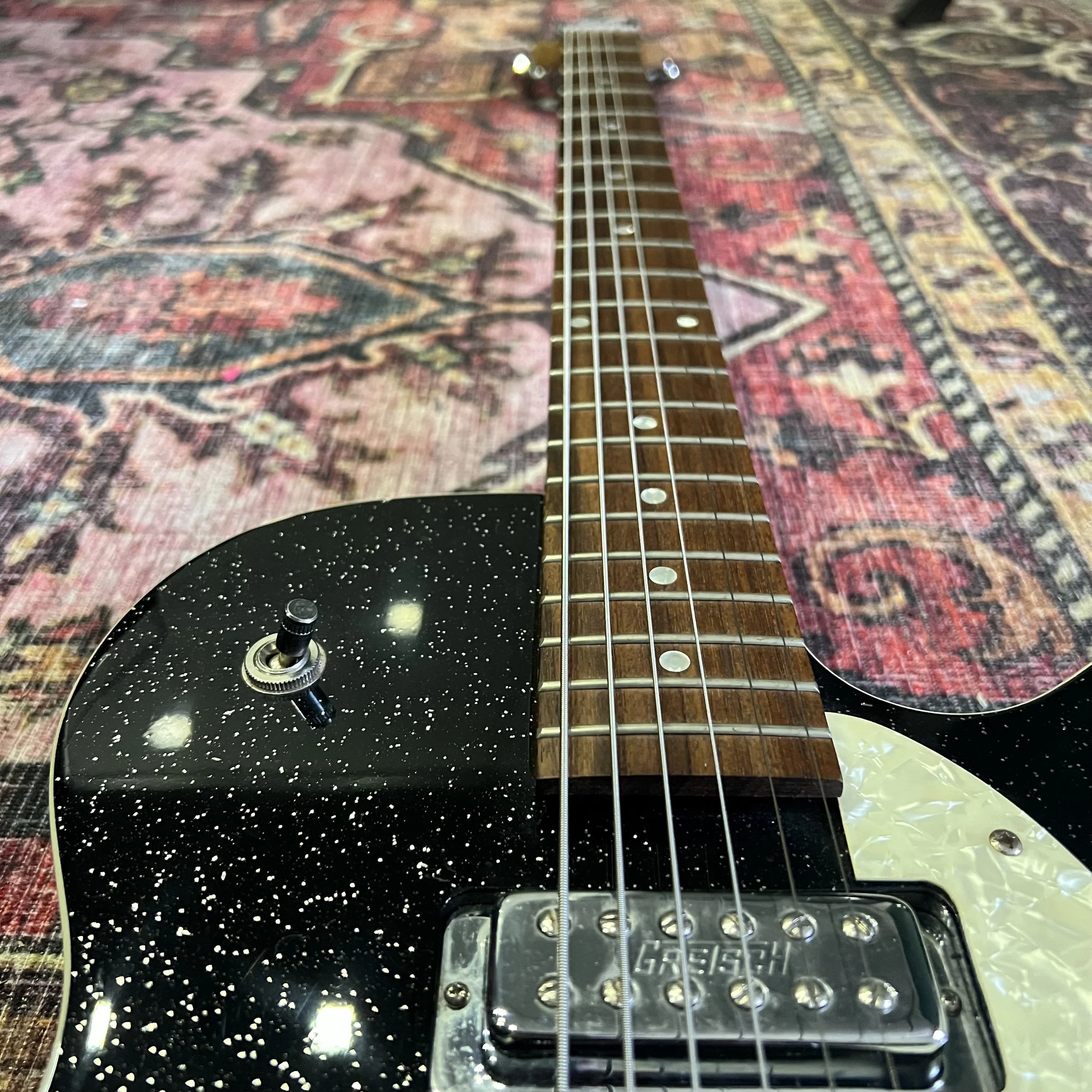 Gretsch-Electromatic-Electric-Guitar-Black-Sparkle-05.jpeg