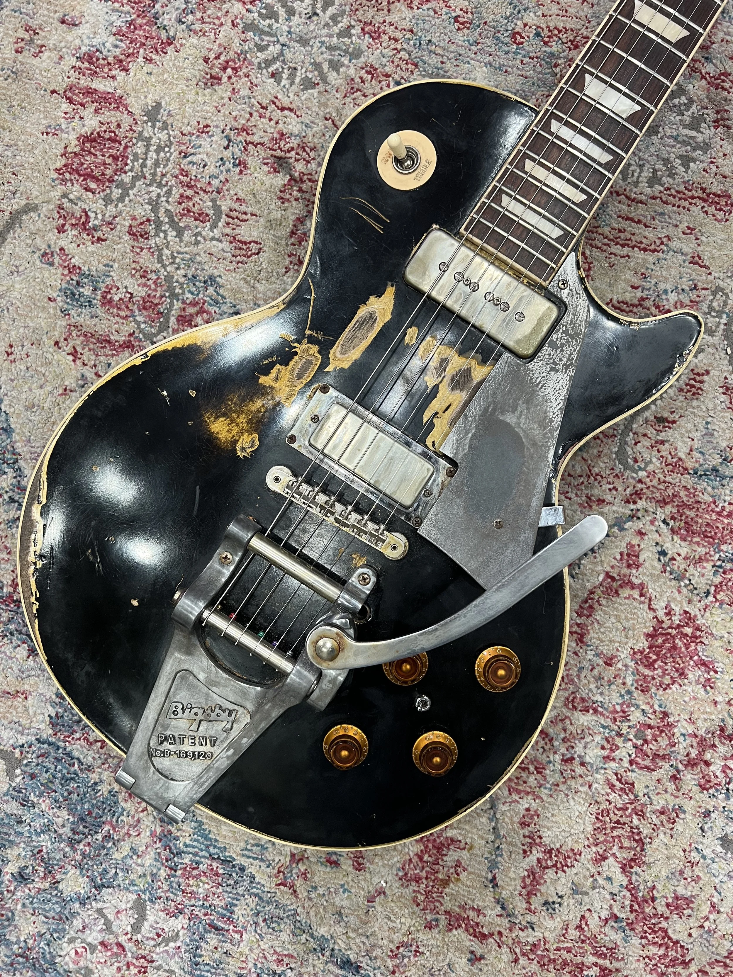 GibsonLesPaulStandardNeilYoungOldBlack Replica_02.jpeg