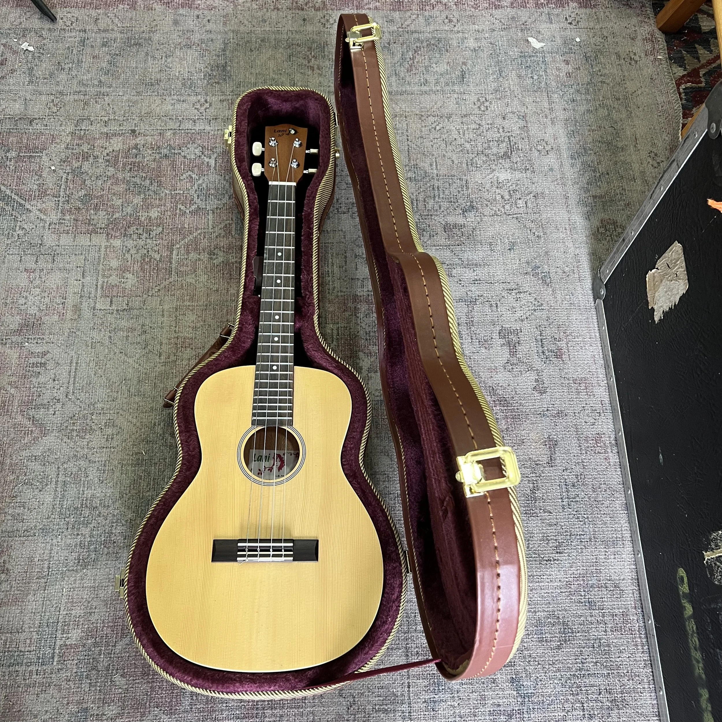 Lani-baritone-ukulele-LB70-tweed-case-2.jpeg
