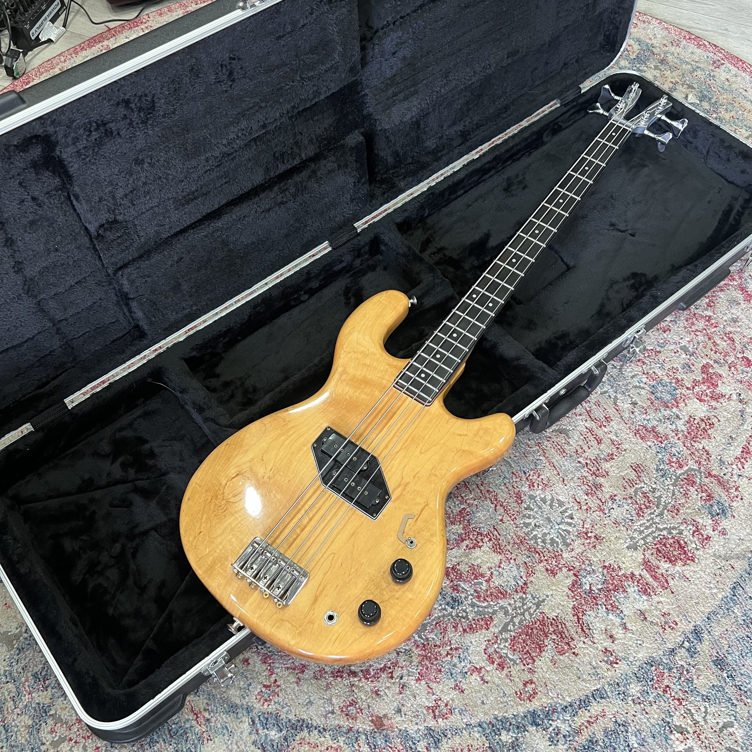 Kramer-Bass-Natural-Wood-Bass-Guitar-02.jpeg
