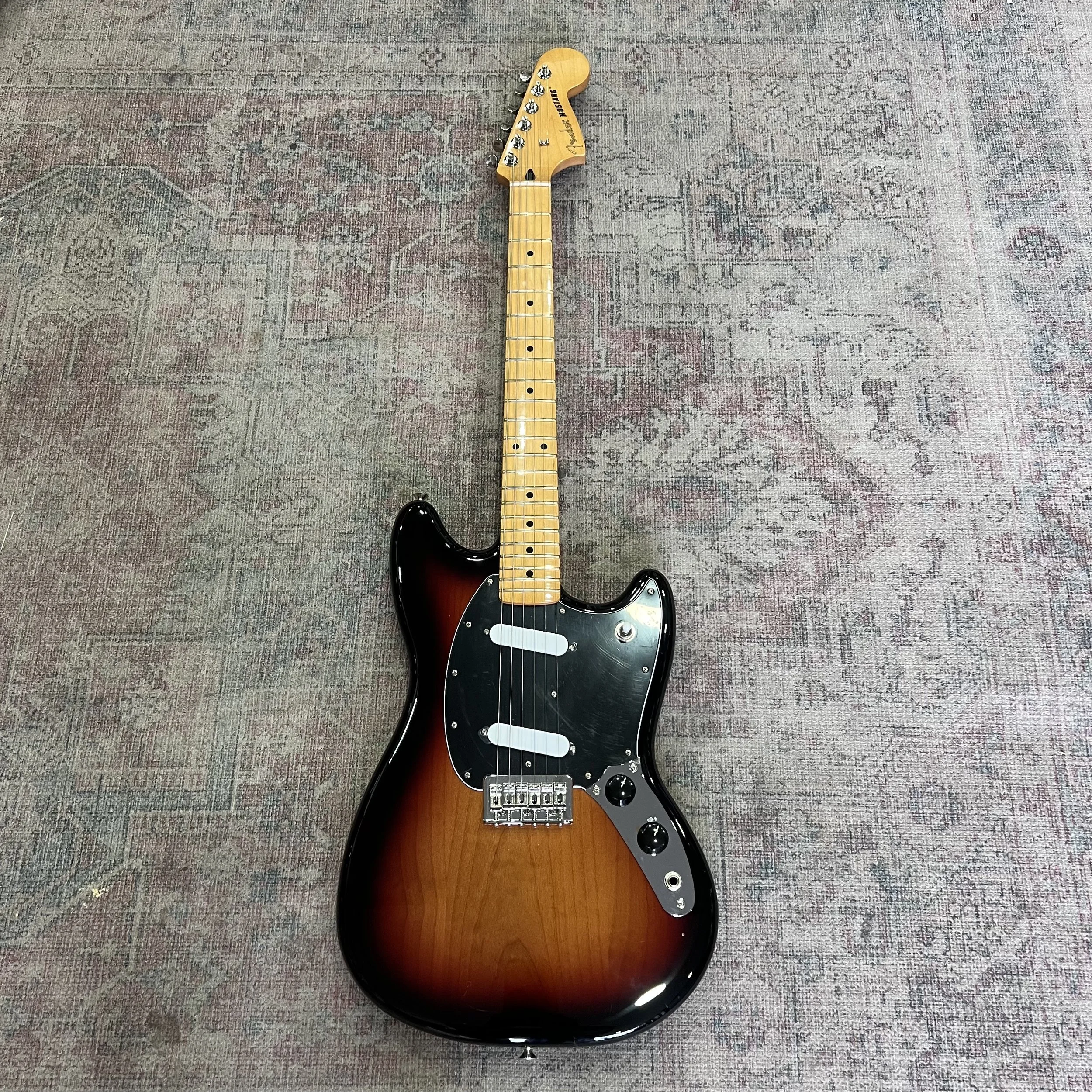 Fender-Mustang-Mexican-3tone-sunburst-electric-guitar-01.jpeg
