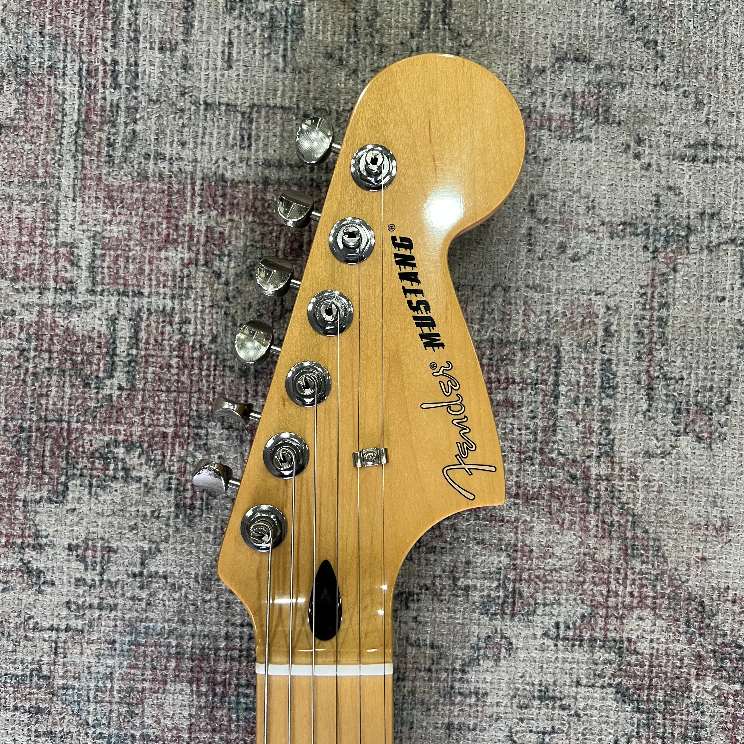 Fender-Mustang-Mexican-3tone-sunburst-electric-guitar-07.jpeg
