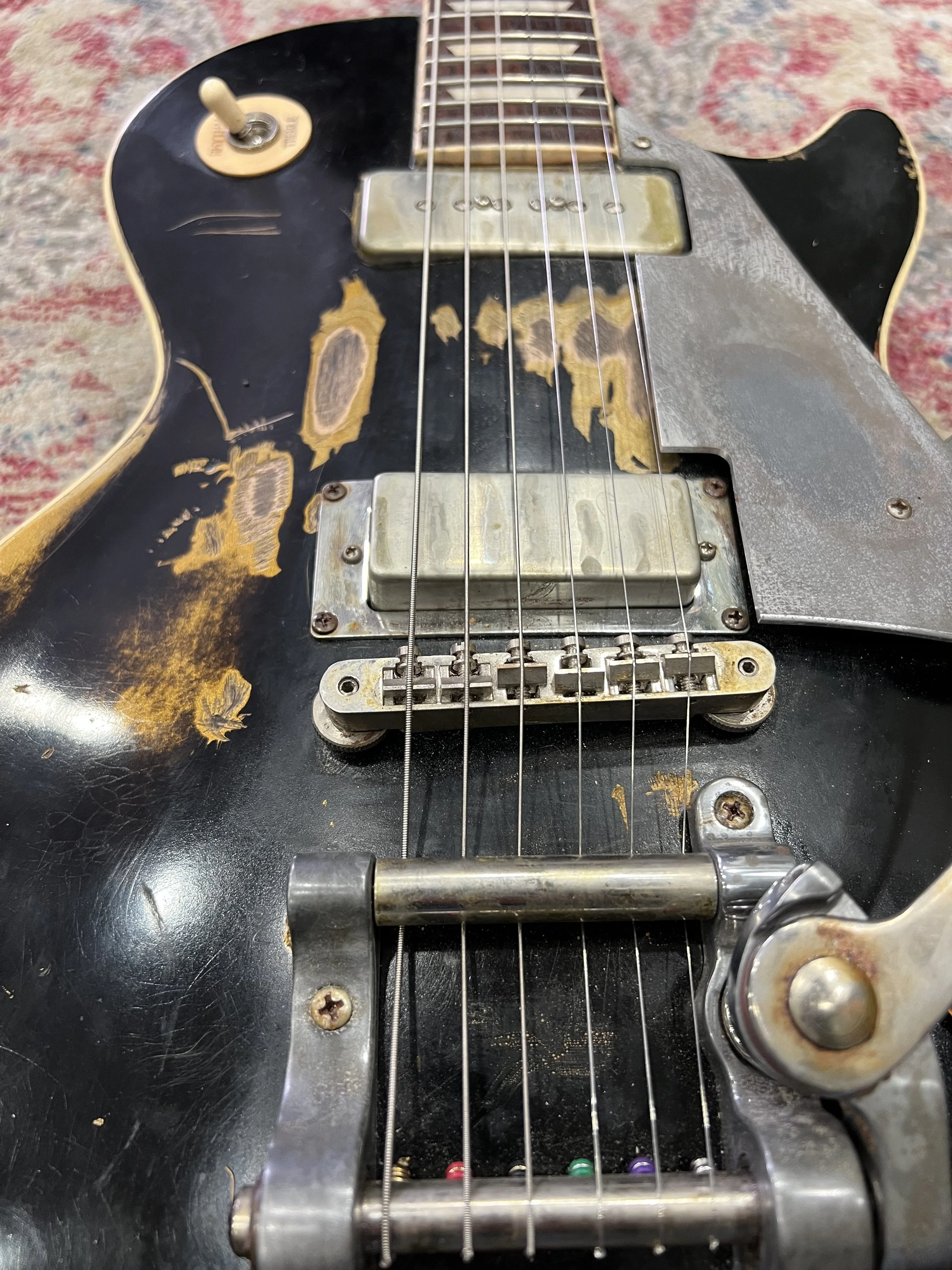 GibsonLesPaulStandardNeilYoungOldBlack Replica_05.jpeg