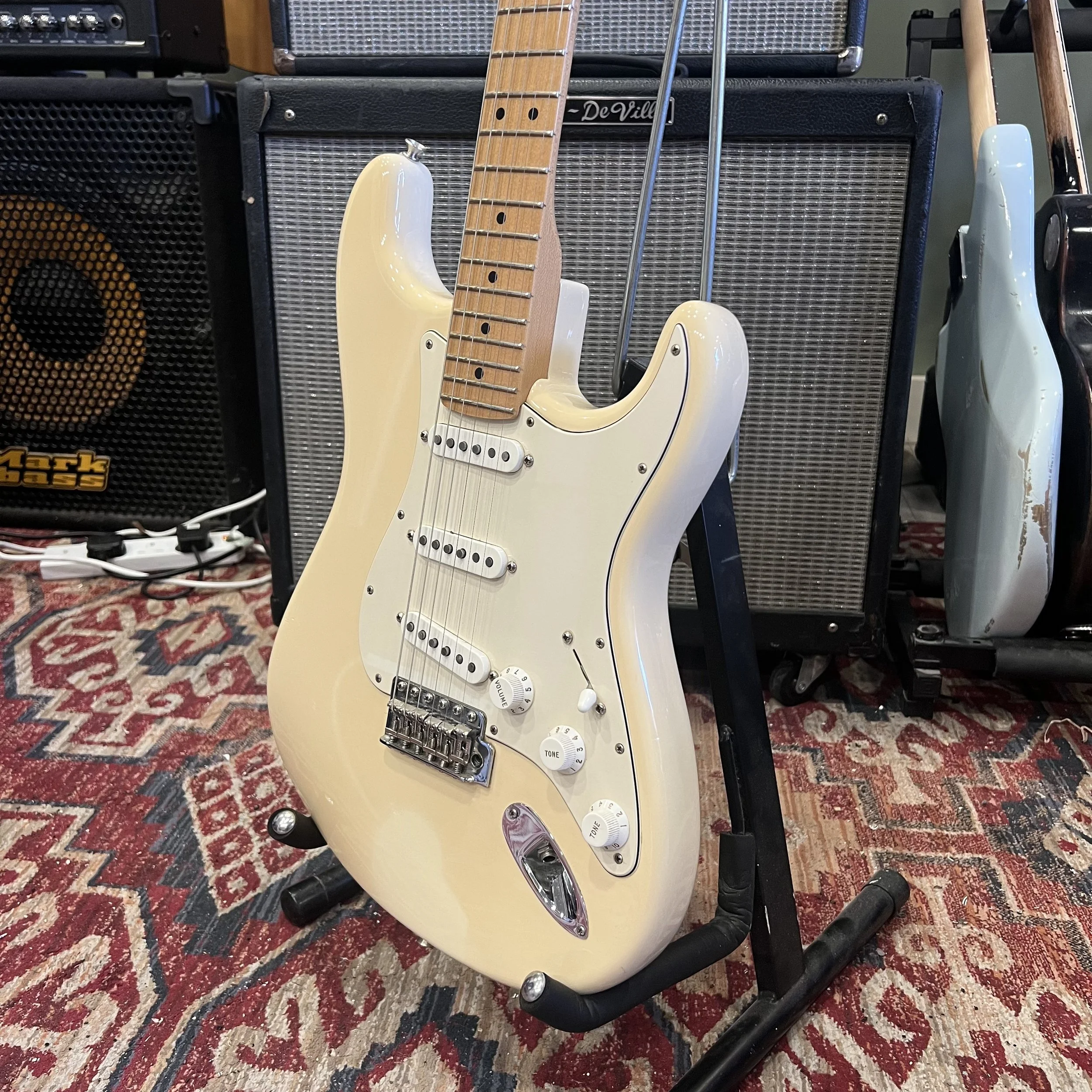 Fender-AmPro-Stratocaster-Electric-Guitar-OlympicWhite-08.jpeg