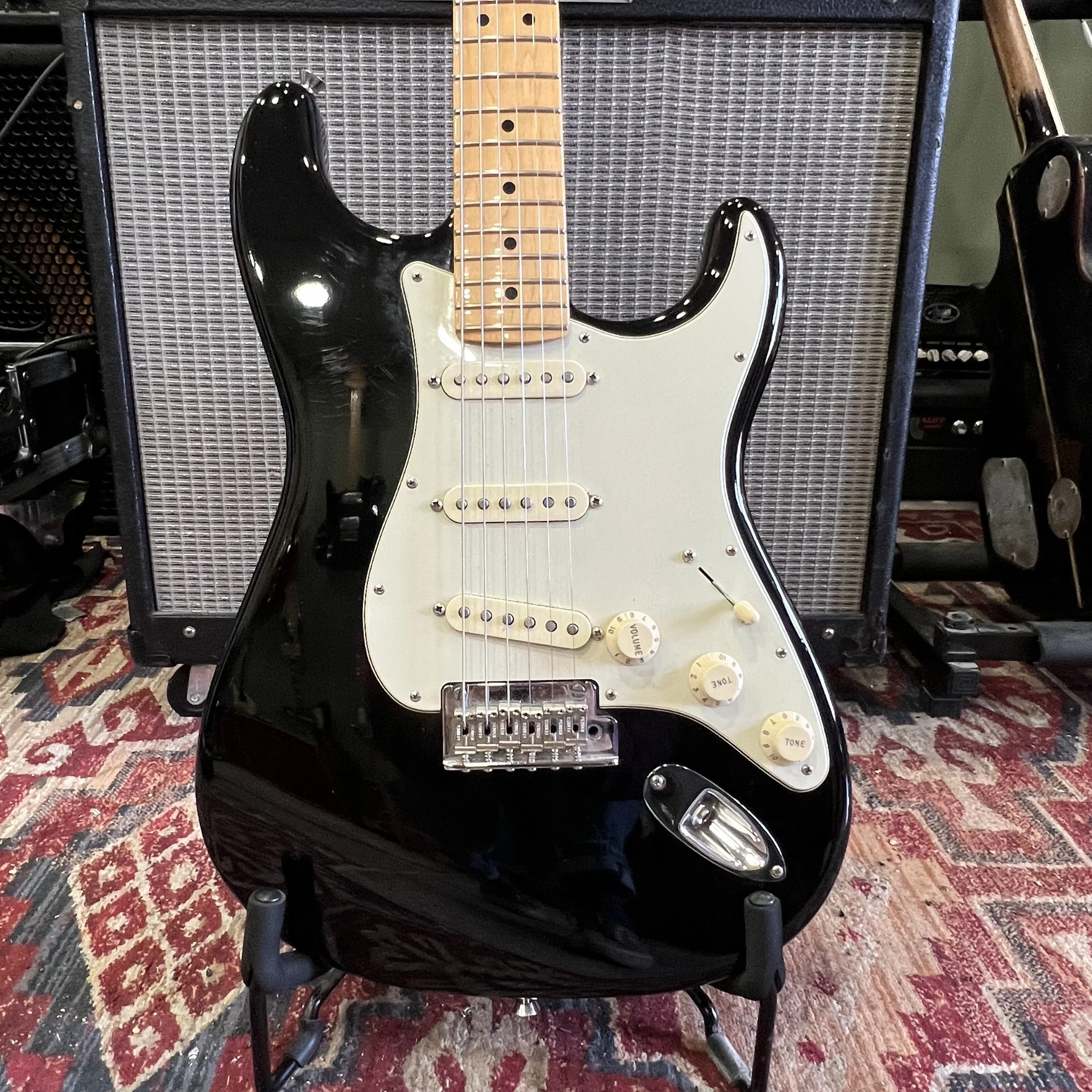 Fender-AmPro-Stratocaster-Electric-Guitar-Black-02.jpeg