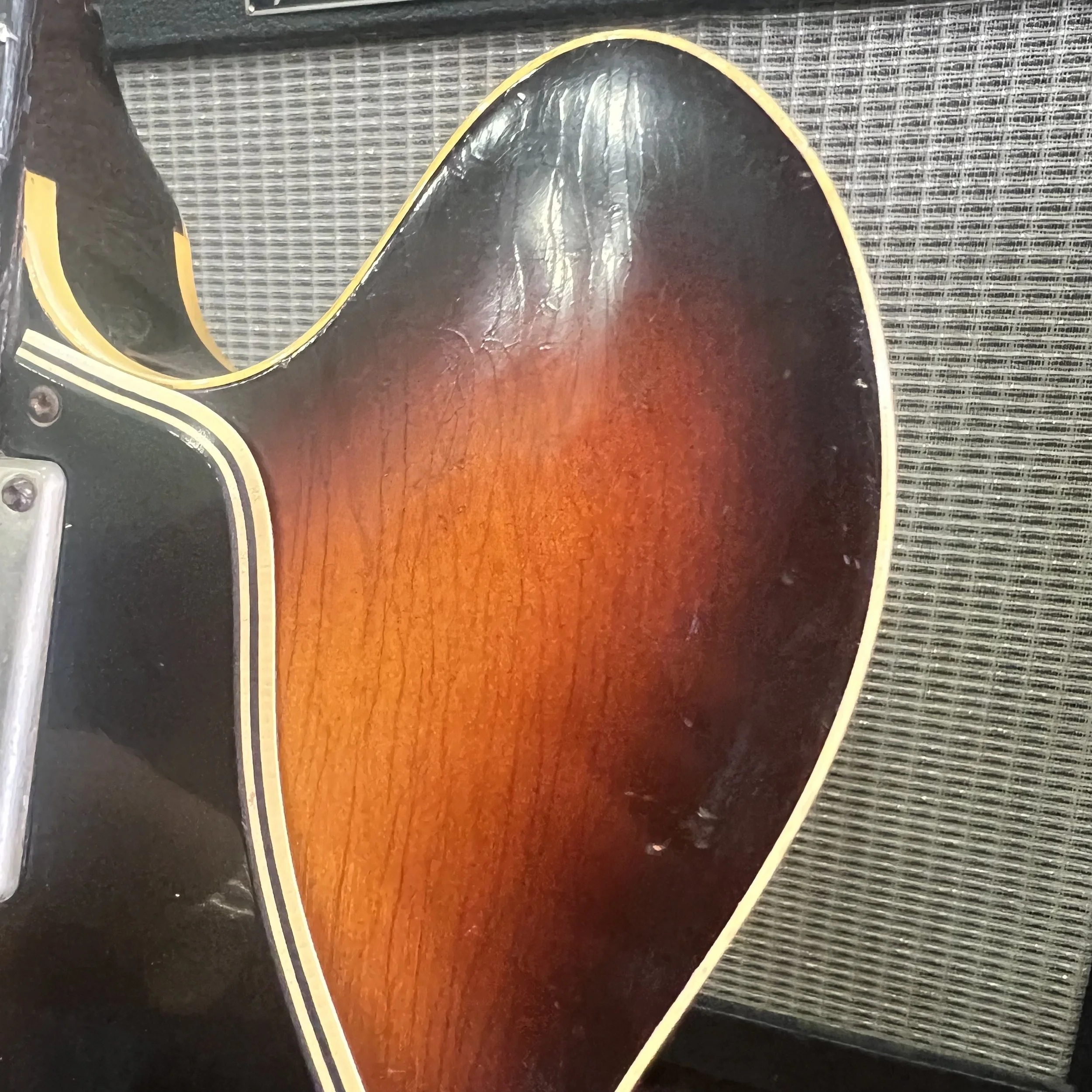 Epiphone-Rivoli-Electric-Bass-Guitar-1967-3tonesunburst-014.jpeg
