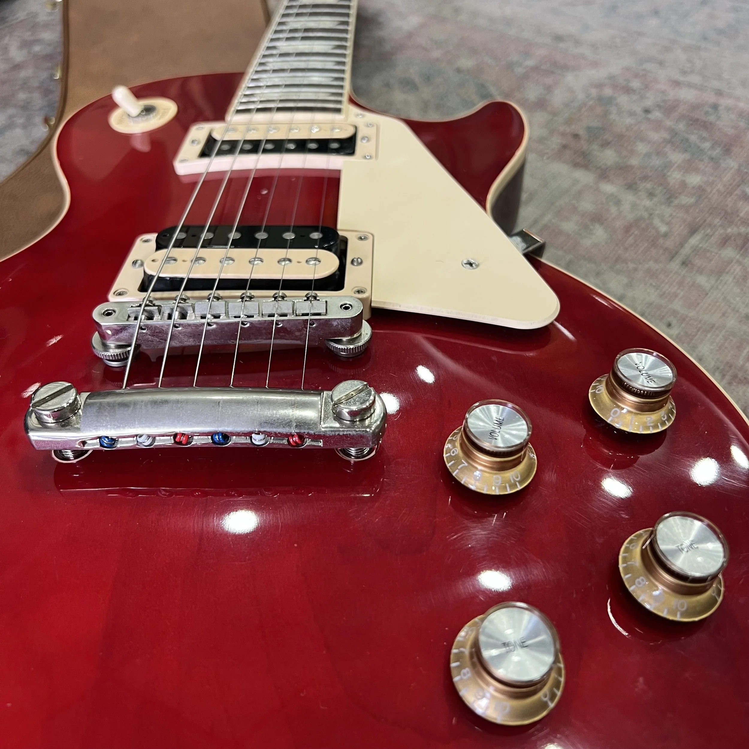 Gibson-LesPaul-Classic-Electric-Guitar-Cherry-Red-05.jpeg