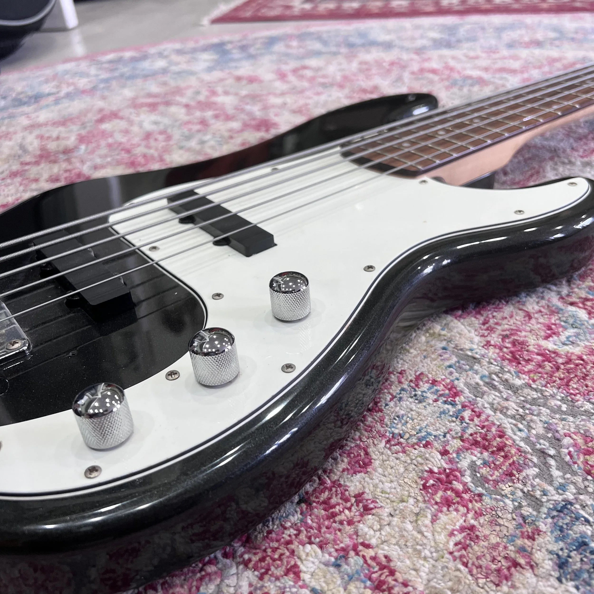 SquierPrecisionBassV5string Black_03.jpeg