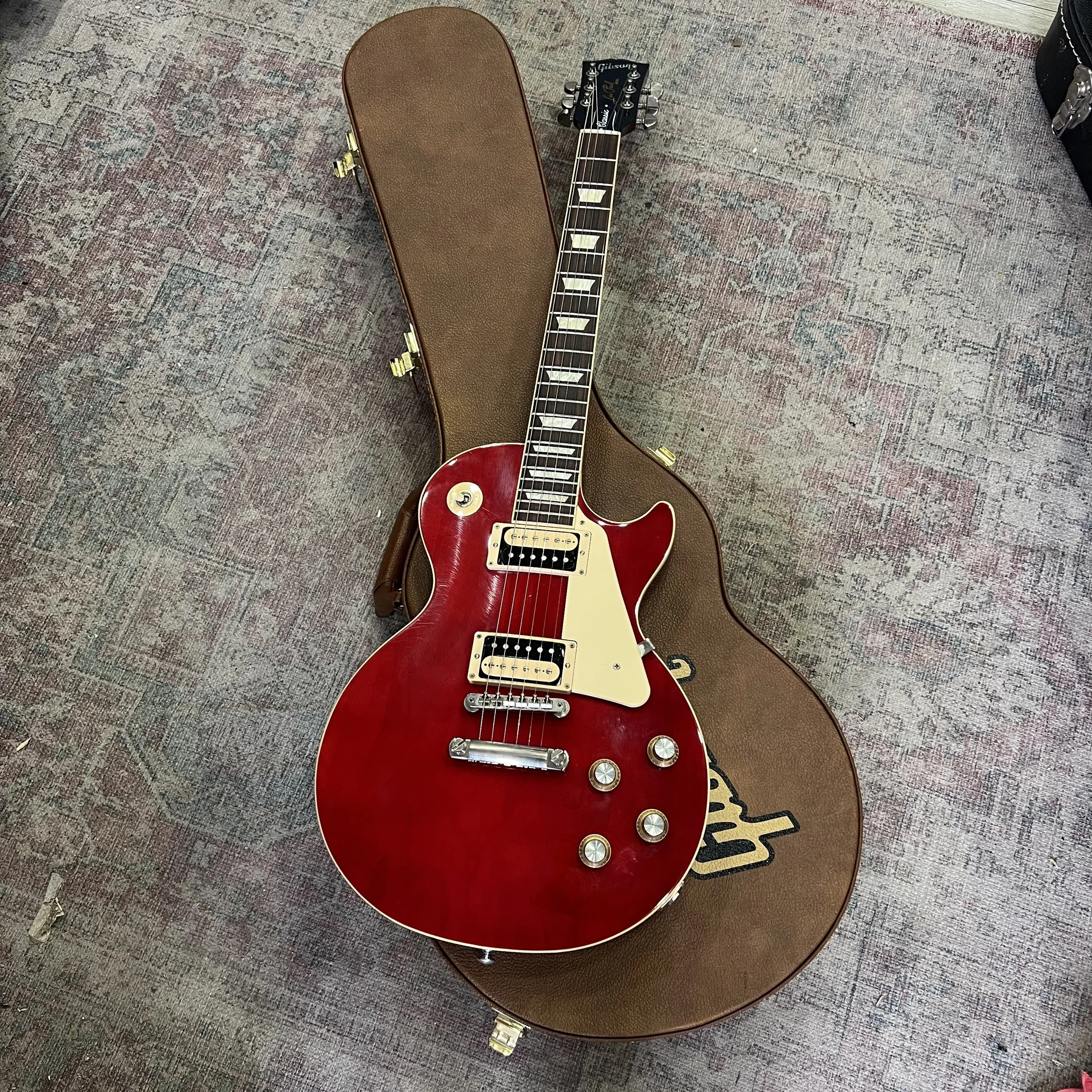 Gibson-LesPaul-Classic-Electric-Guitar-Cherry-Red-02.jpeg