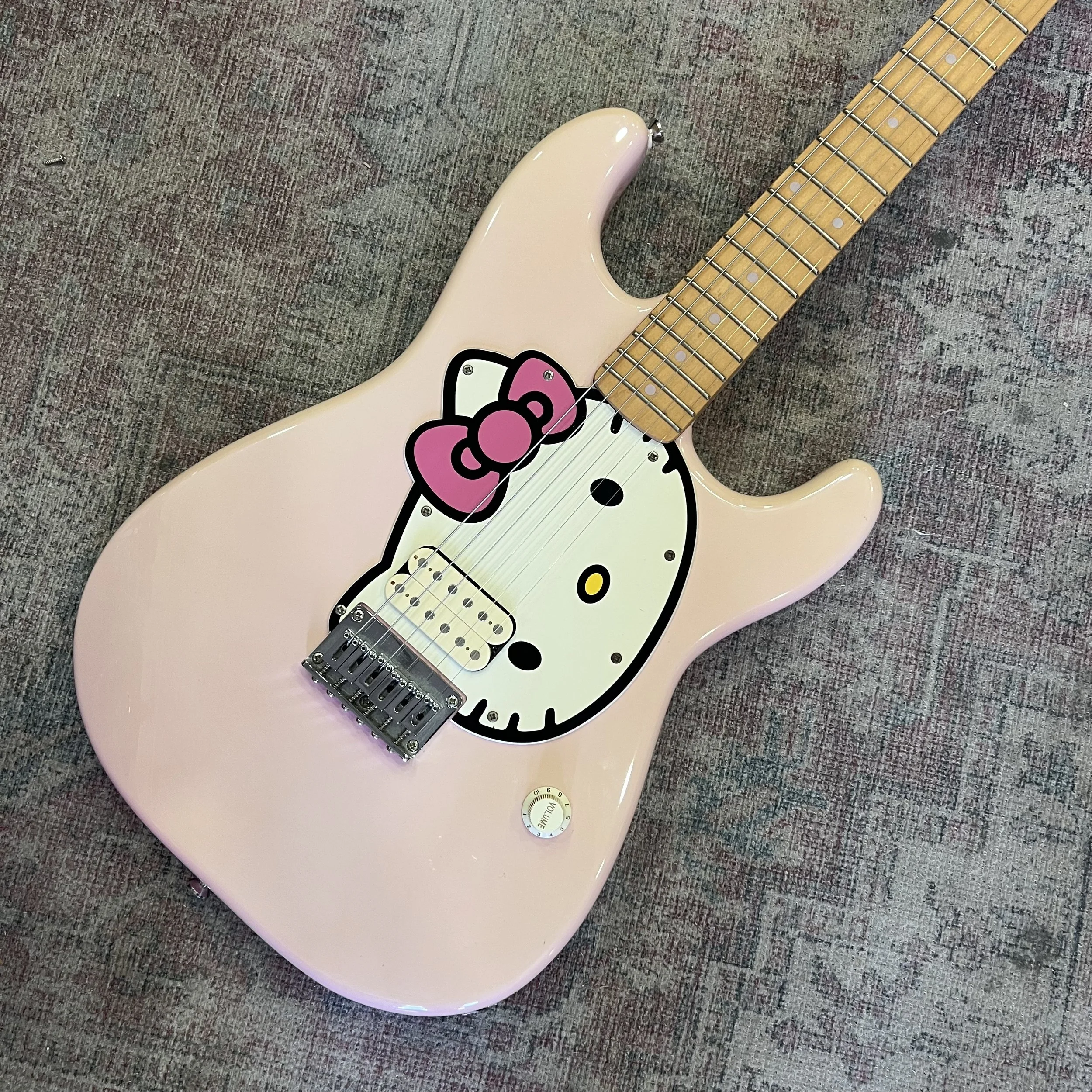 Squier-Stratocaster-AffinitySeries-HellokittyFirstYear2005-Pink-Electric-Guitar-02.jpeg