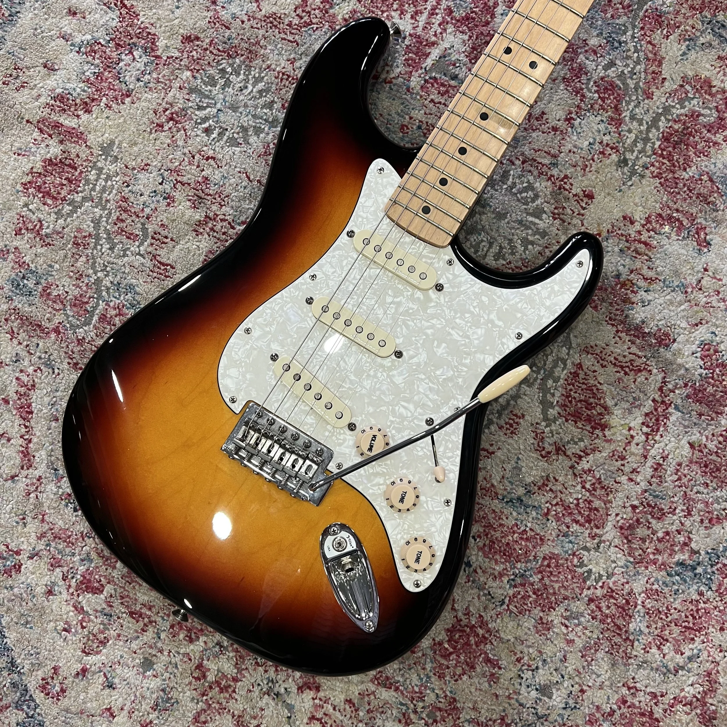 Fender-Stratocaster-MIM-3ToneSunburst-Electric-Guitar-02.jpeg