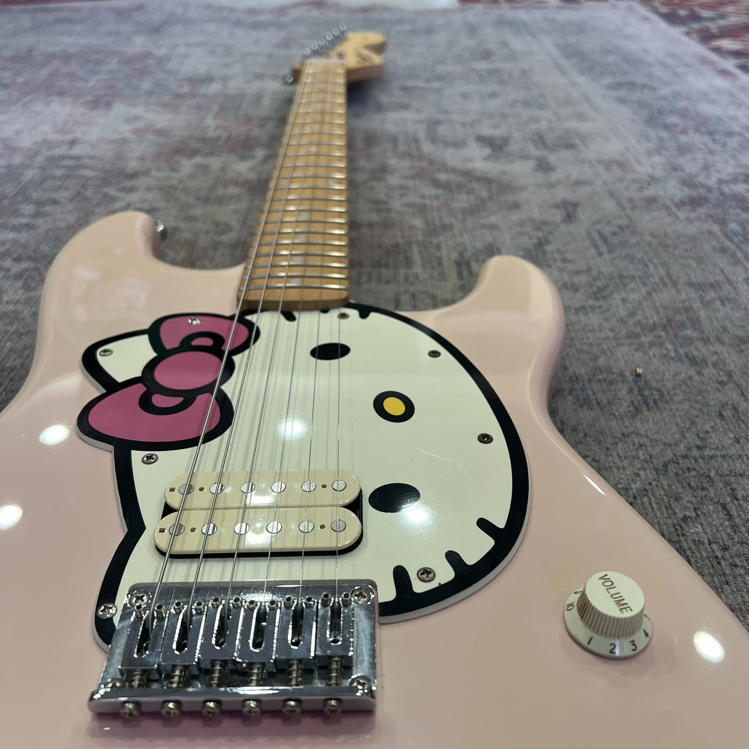 Squier-Stratocaster-AffinitySeries-HellokittyFirstYear2005-Pink-Electric-Guitar-04.jpeg
