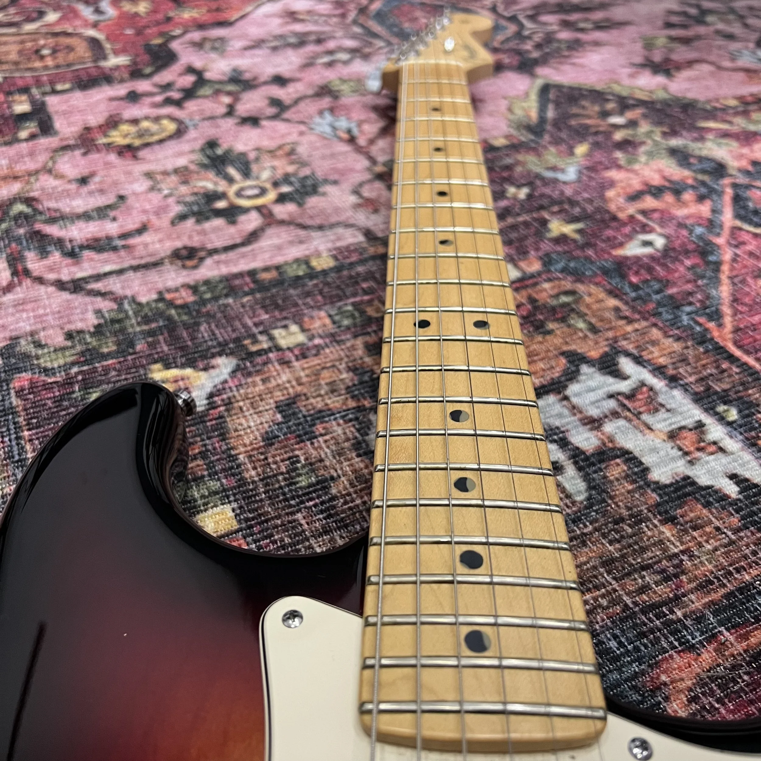 Fender-American-Standard-Stratocaster-3tonesunburst-06.jpeg