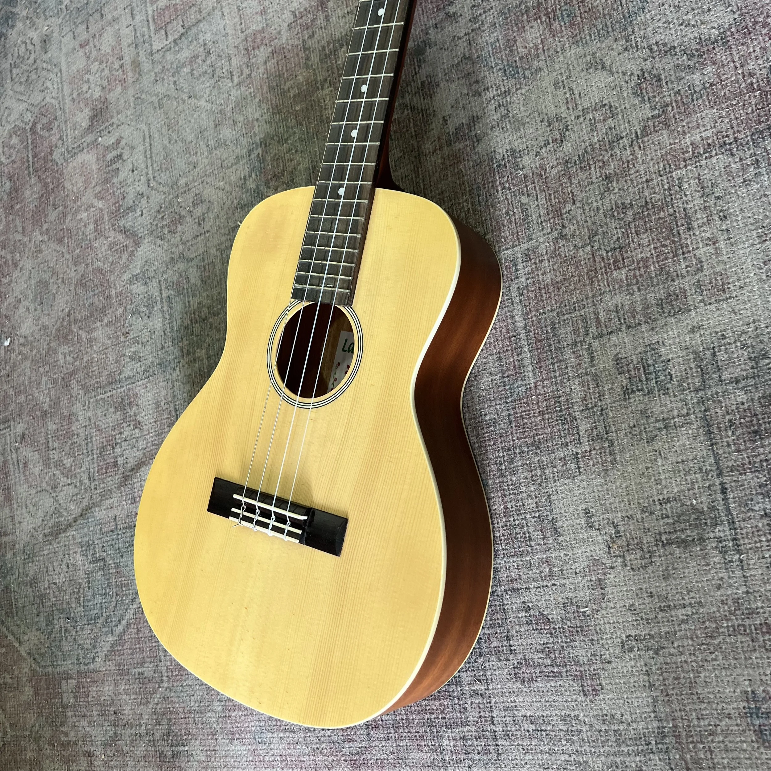 Lani-baritone-ukulele-LB70-tweed-case-05.jpeg