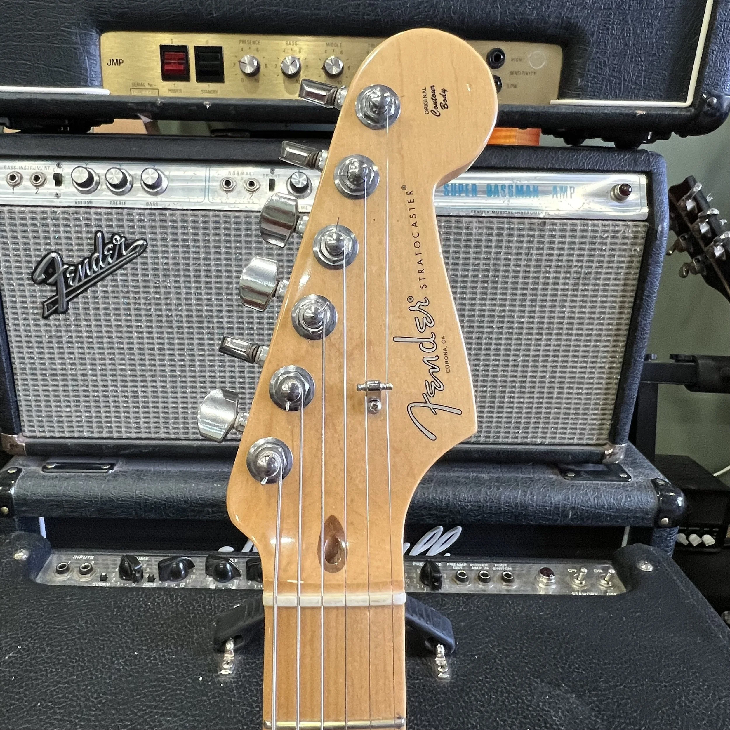 Fender-AmPro-Stratocaster-Electric-Guitar-Black-04.jpeg