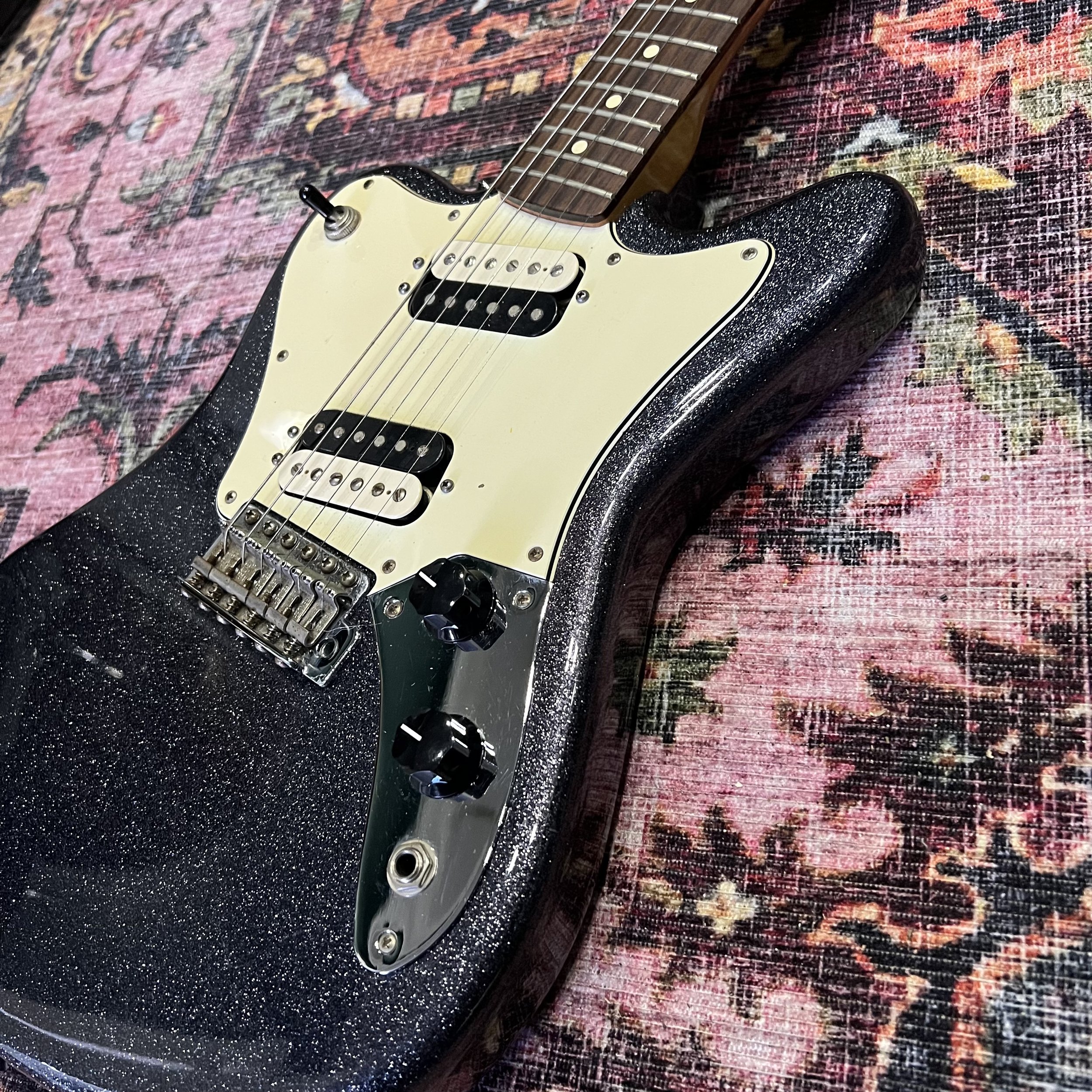 Fender-Super-Sonic-BlackGrey-Sparkle-05.jpeg