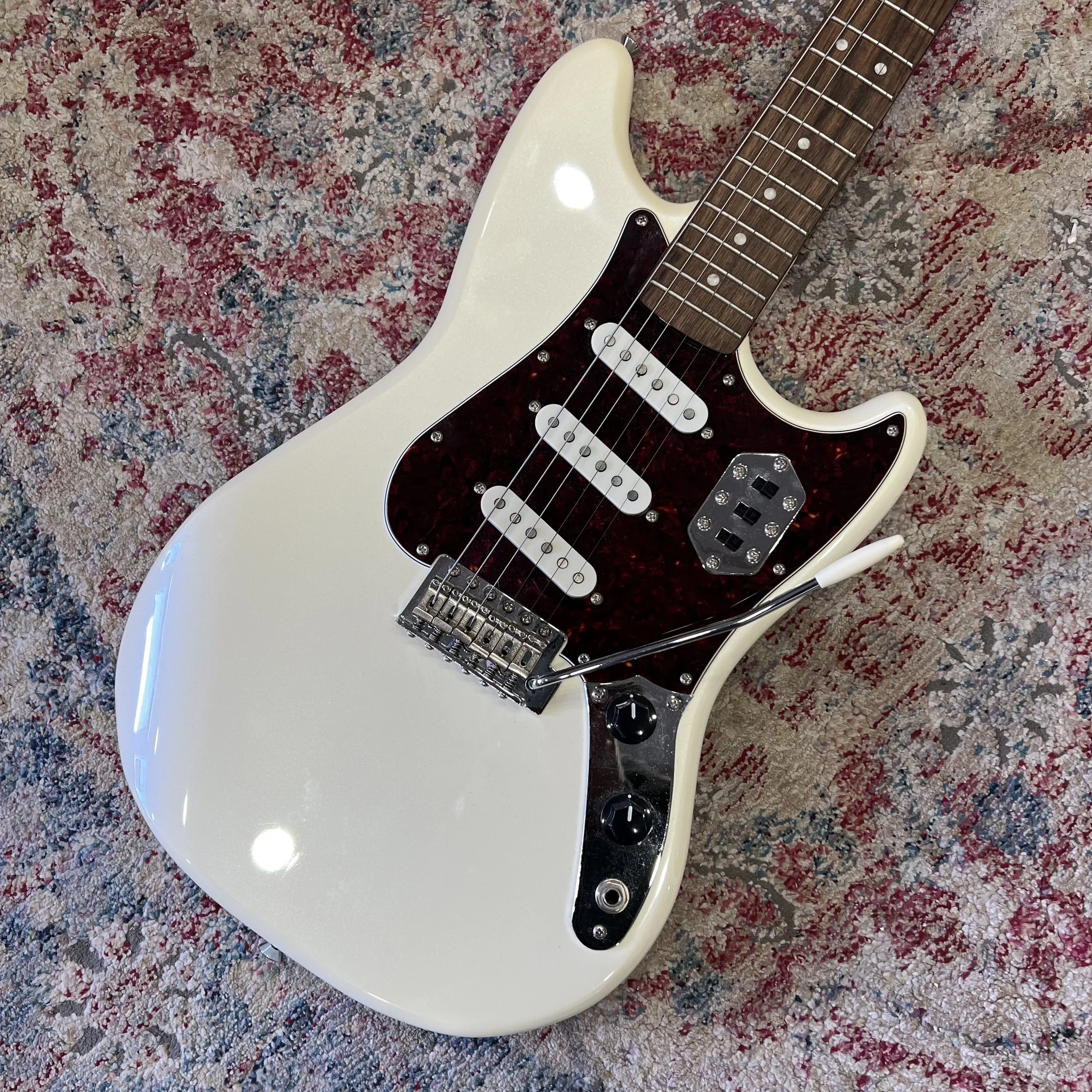 Squier-Paranormal-Cyclone-Guitar-Pearl-White-02.jpeg