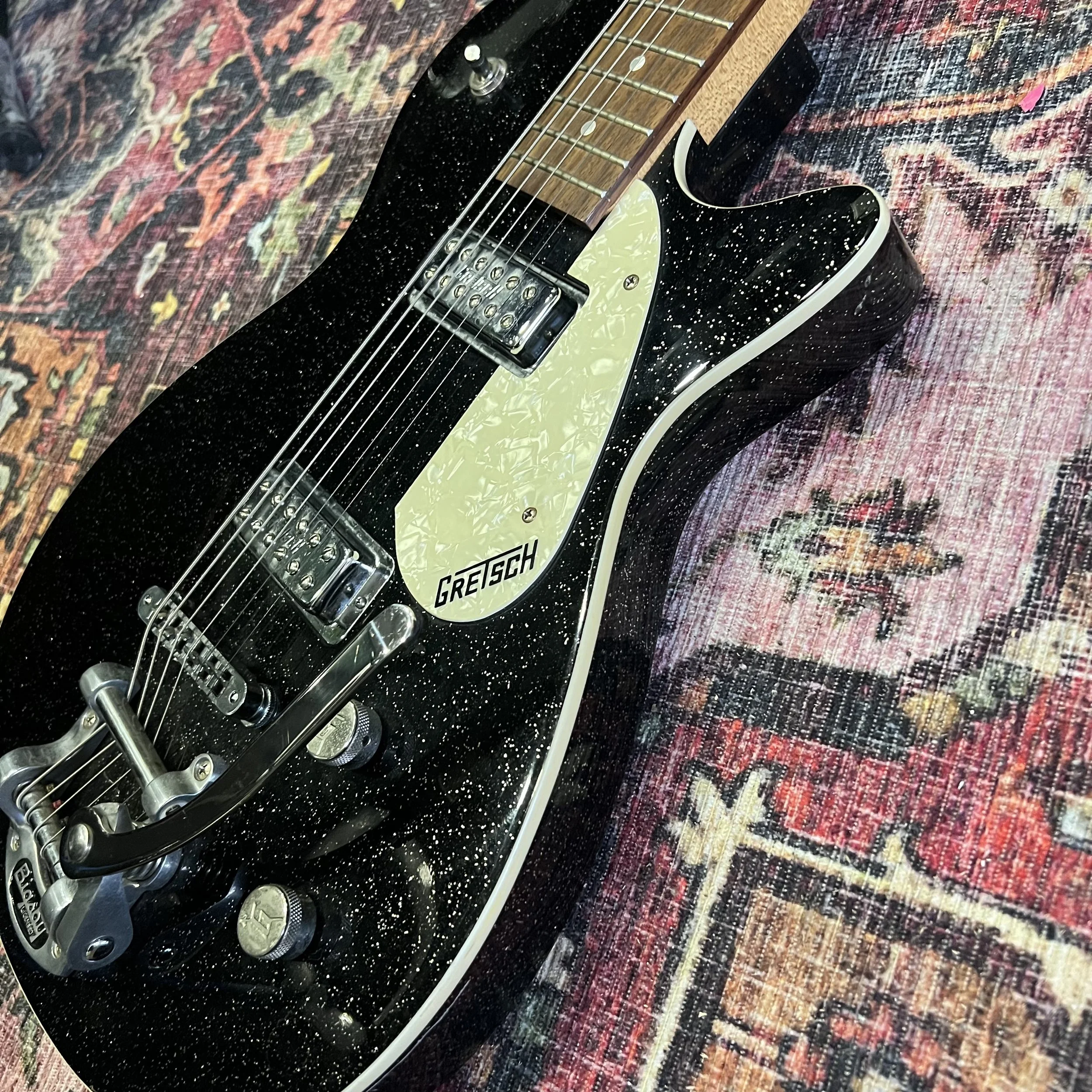 Gretsch-Electromatic-Electric-Guitar-Black-Sparkle-03.jpeg