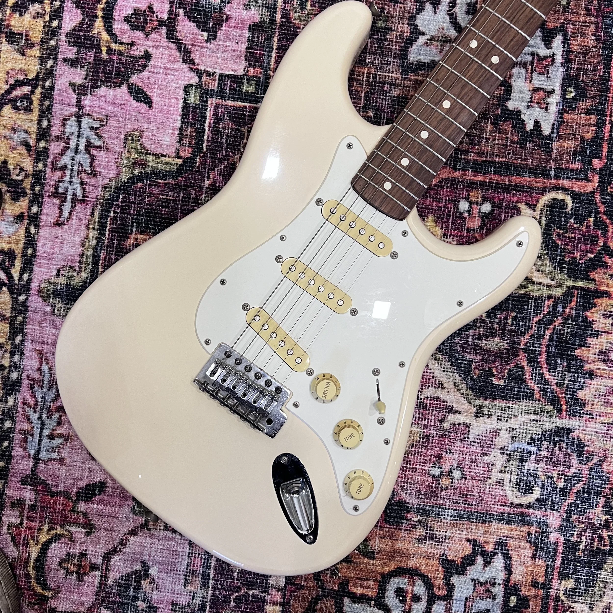 FenderSquier SeriesStratocasterAgedArctic White_02.jpeg