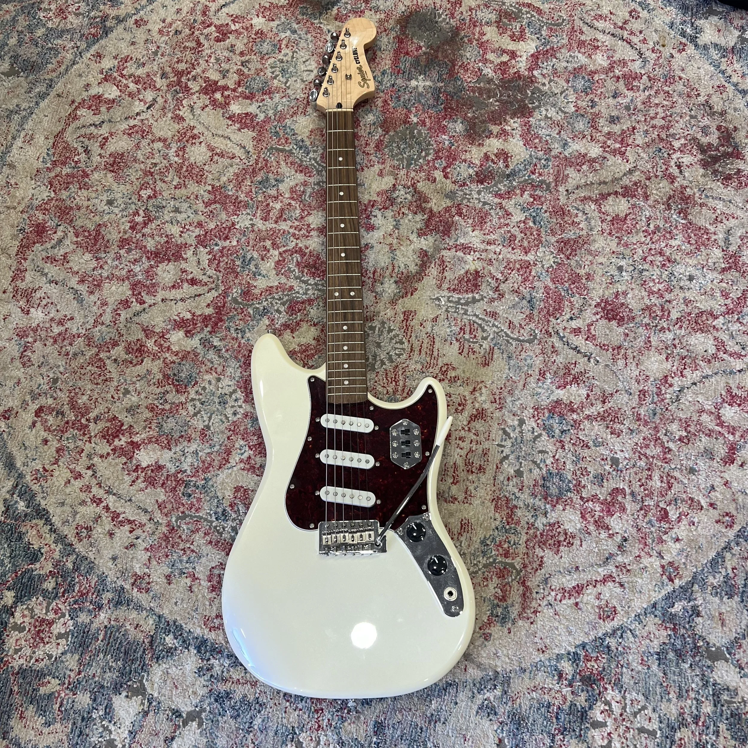 Squier-Paranormal-Cyclone-Guitar-Pearl-White-01.jpeg