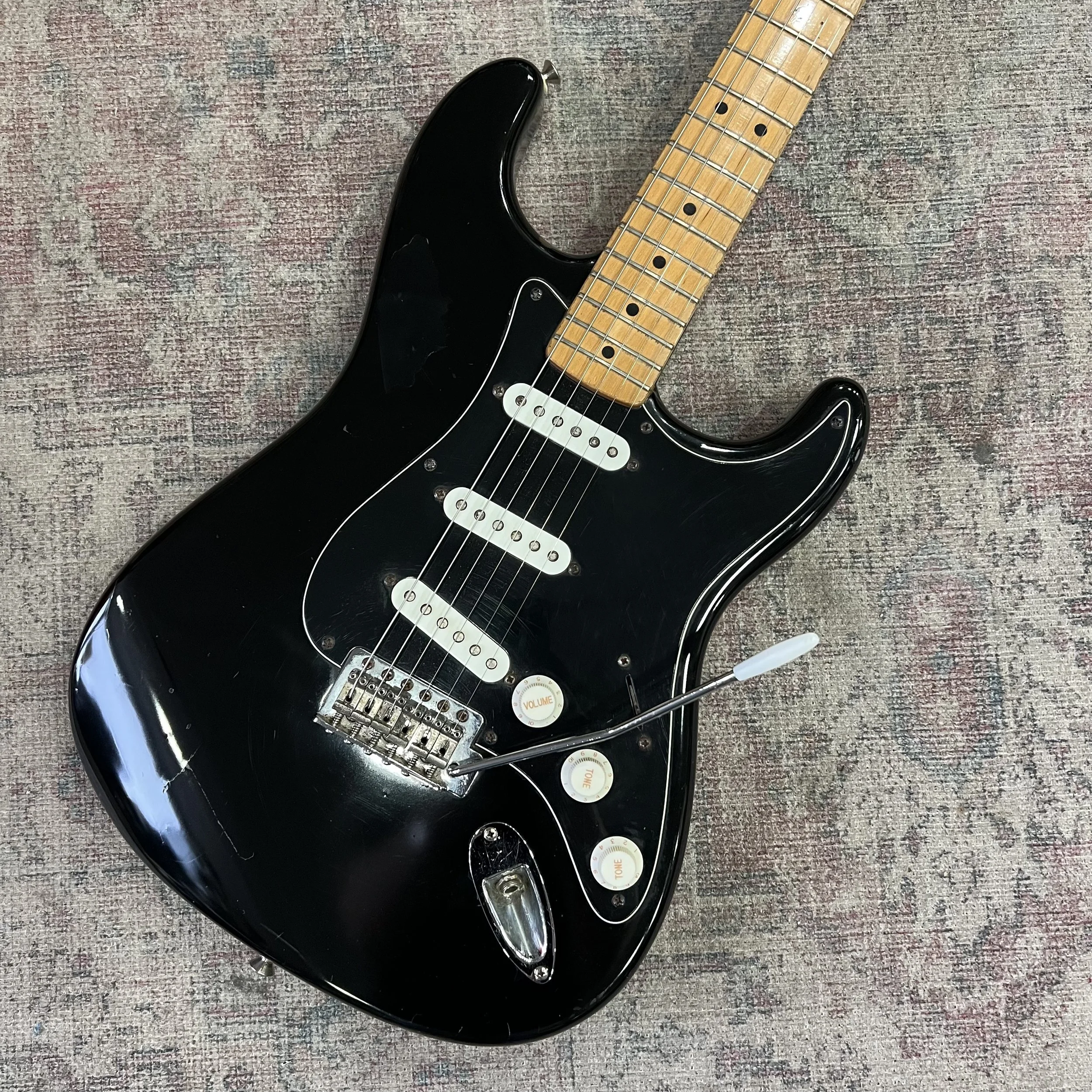 Fender-Stratocaster-Electric-MIM-Guitar-Black-02.jpeg