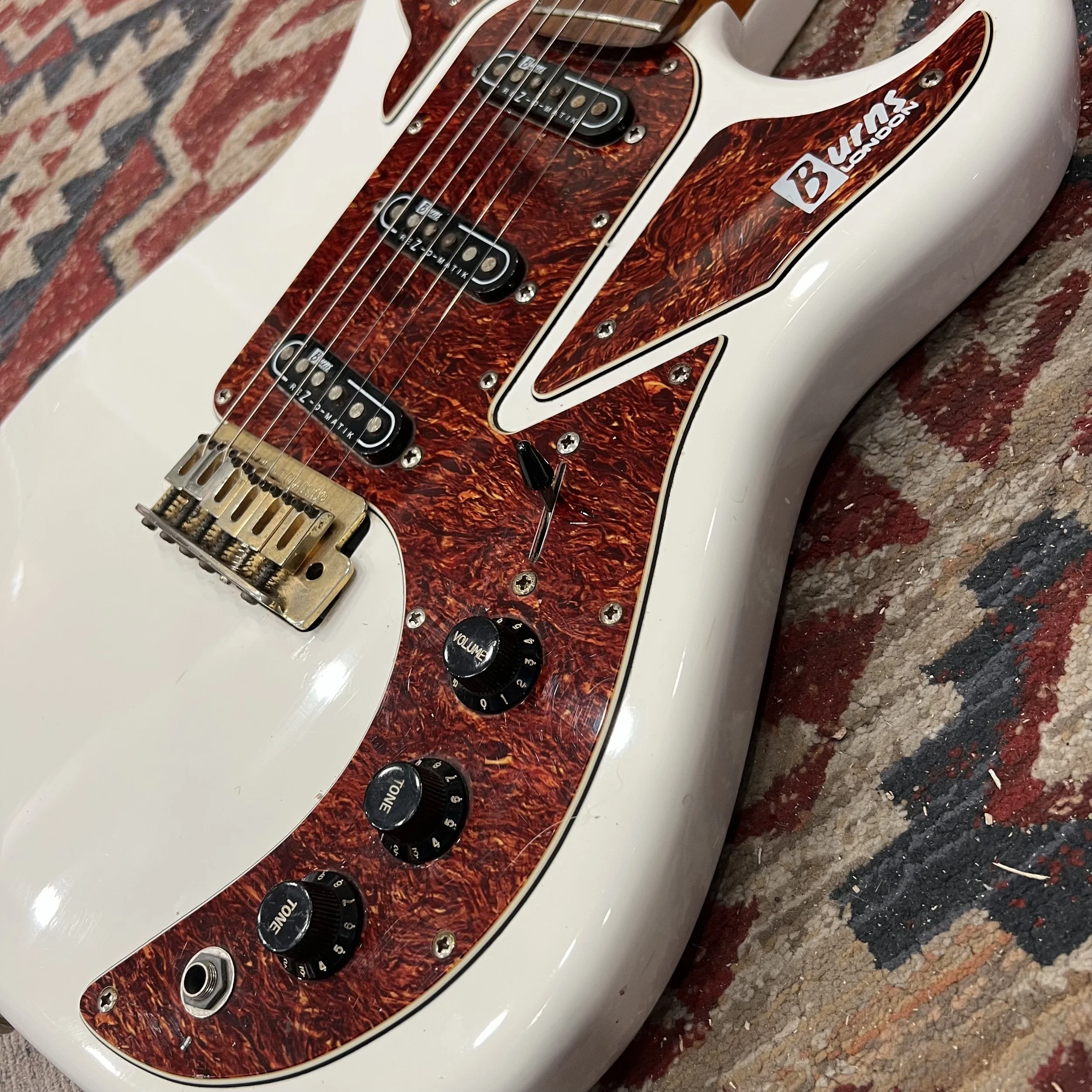 BurnsMarquee-Electric-Guitar-VintageWhite-03.jpeg