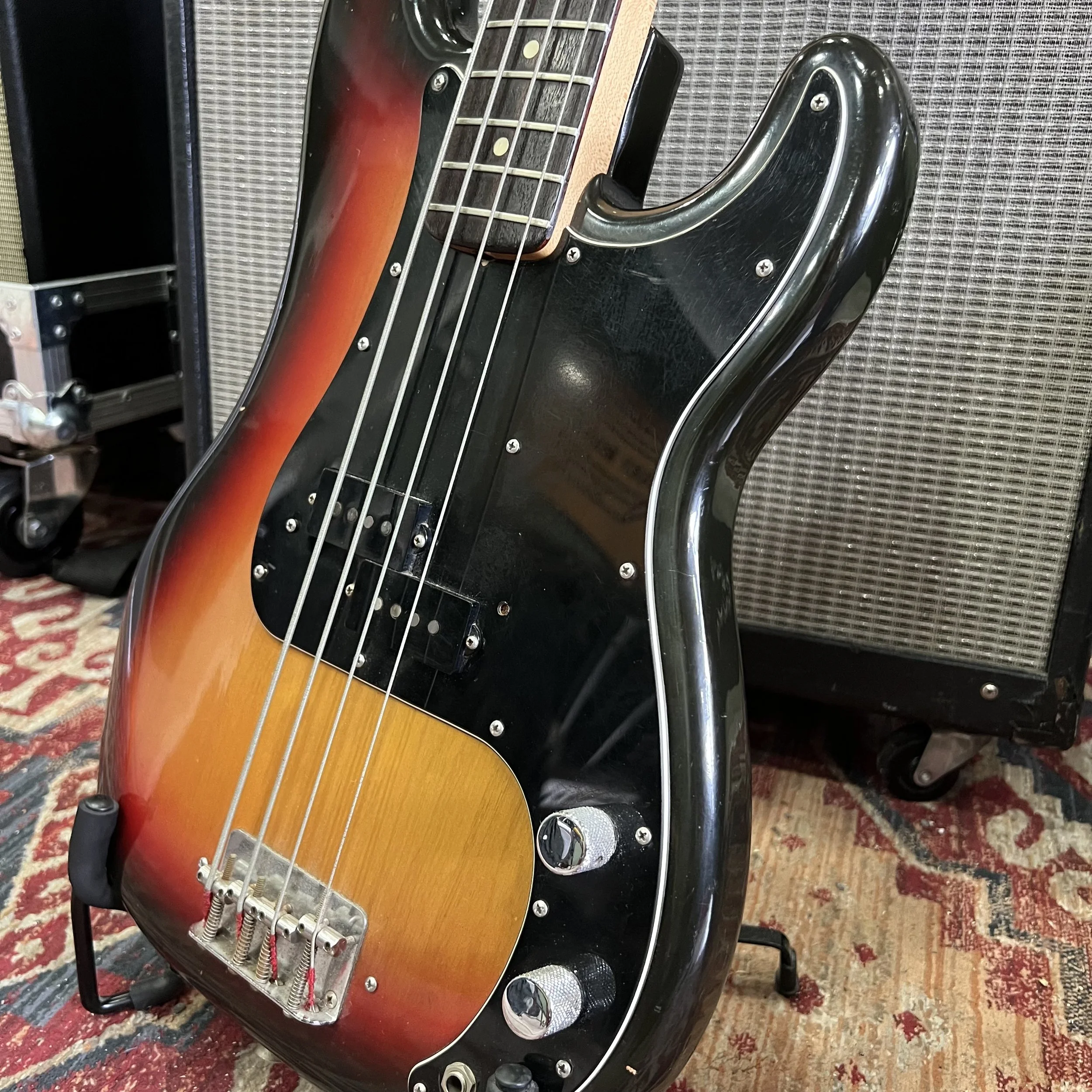 Fender-Precision-Bass-3tonesunburst-04.jpeg