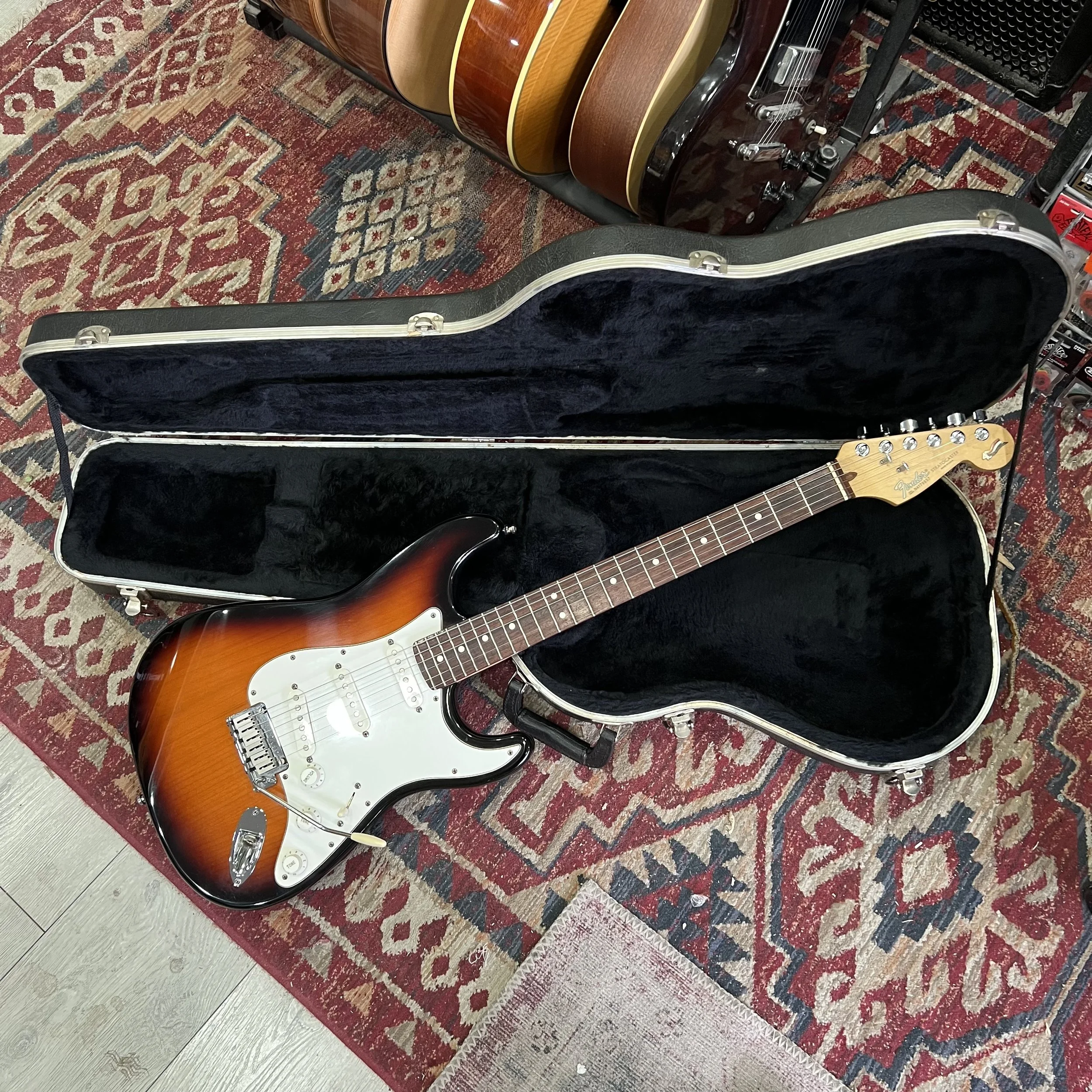 Fender-Stratocaster-40th-Anniversary-USA-3Tone-Sunburst-Electric-Guitar-2.jpeg