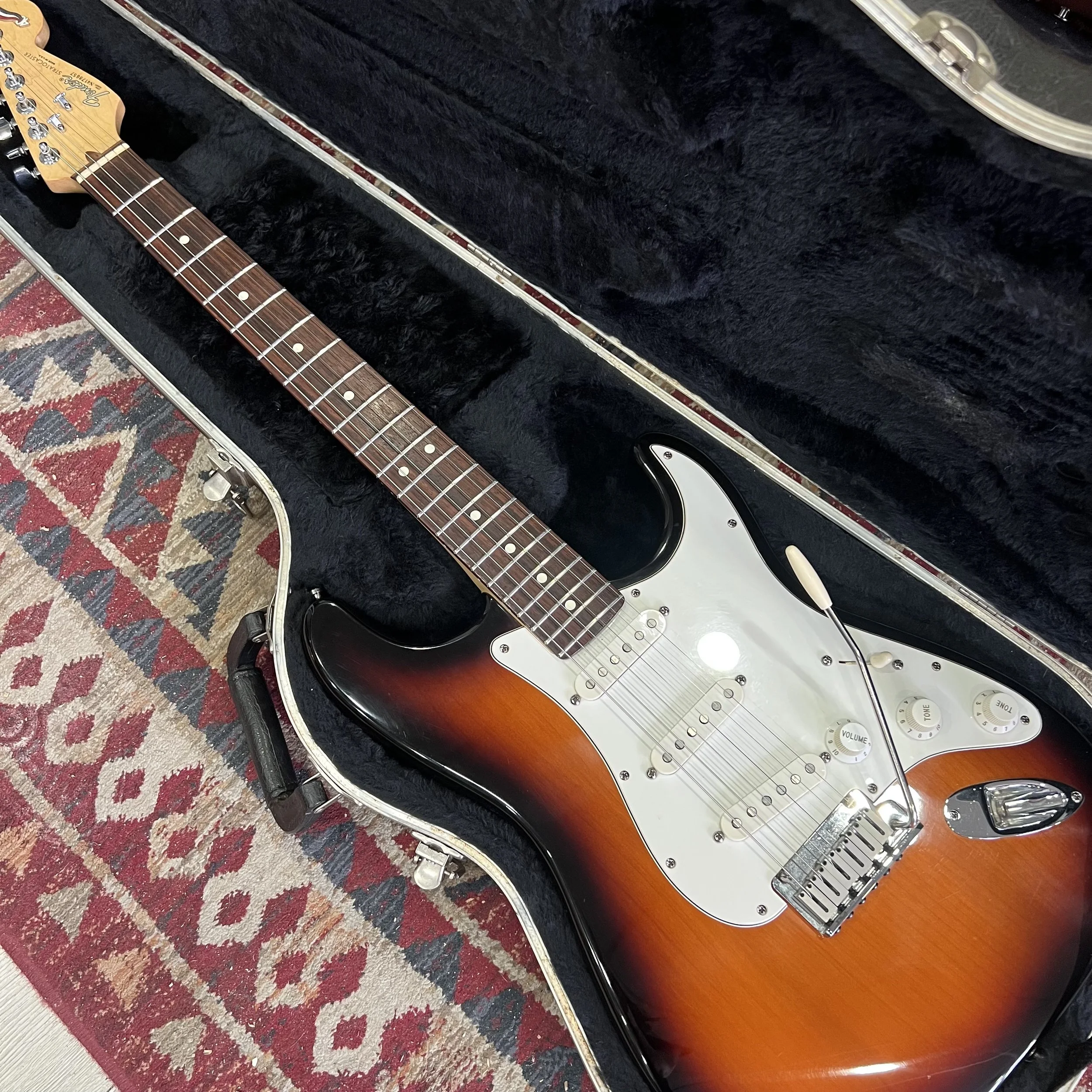 Fender-Stratocaster-40th-Anniversary-USA-3Tone-Sunburst-Electric-Guitar-04.jpeg