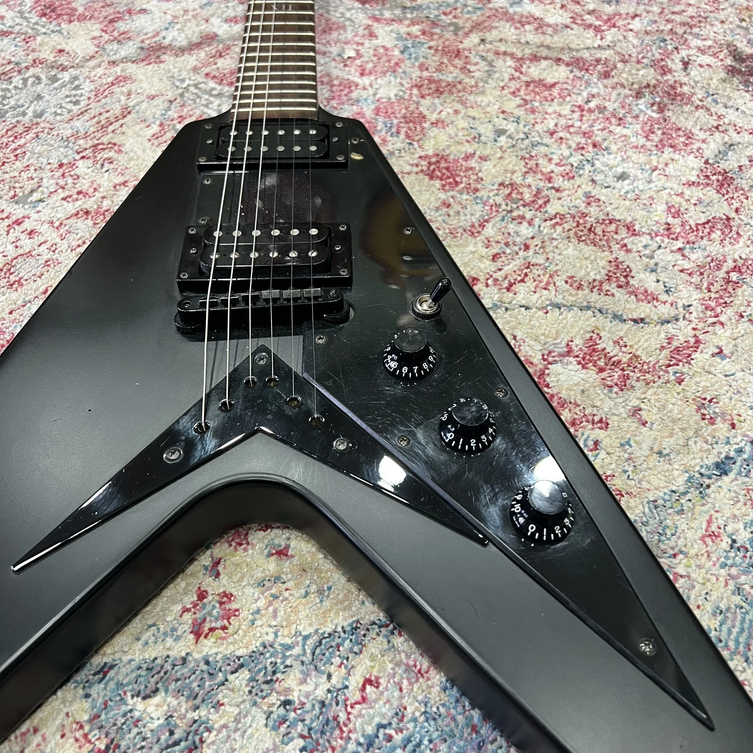Epiphone-Flying-V-Black-04.jpeg