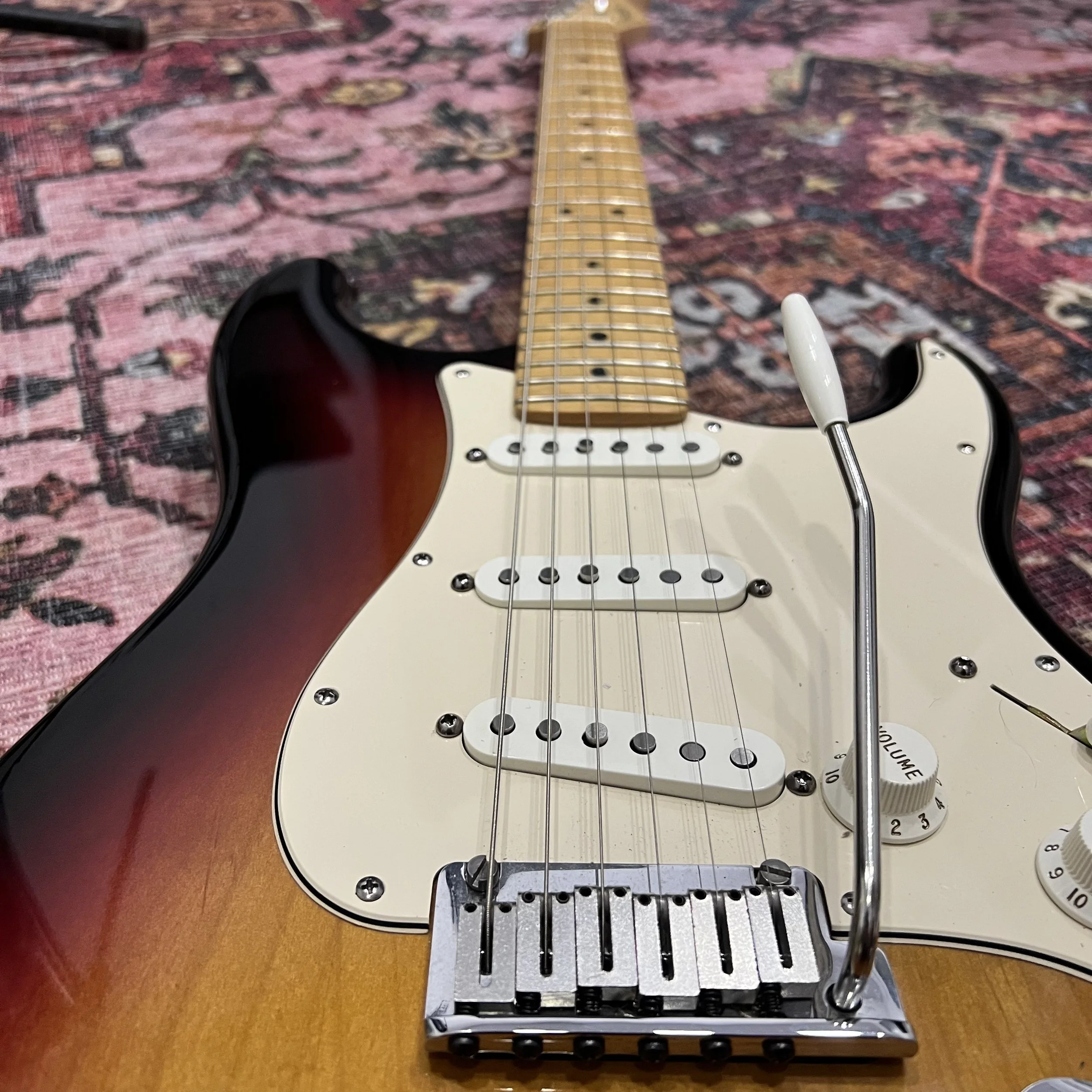 Fender-American-Standard-Stratocaster-3tonesunburst-05.jpeg