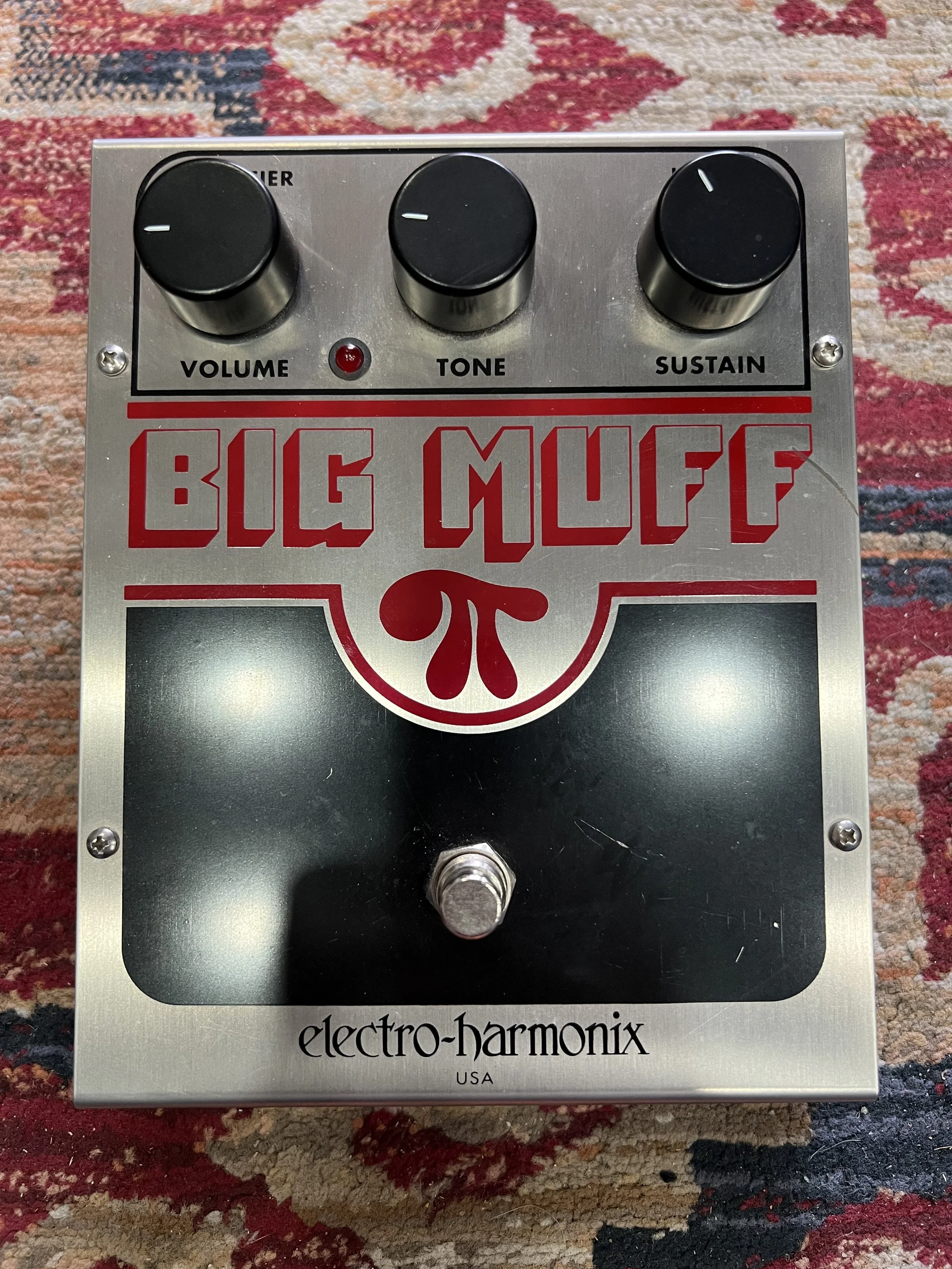 Electro-Harmonix-Big-Muff-Pi-USA-distortion-fuzz-pedal-silver-01.jpeg