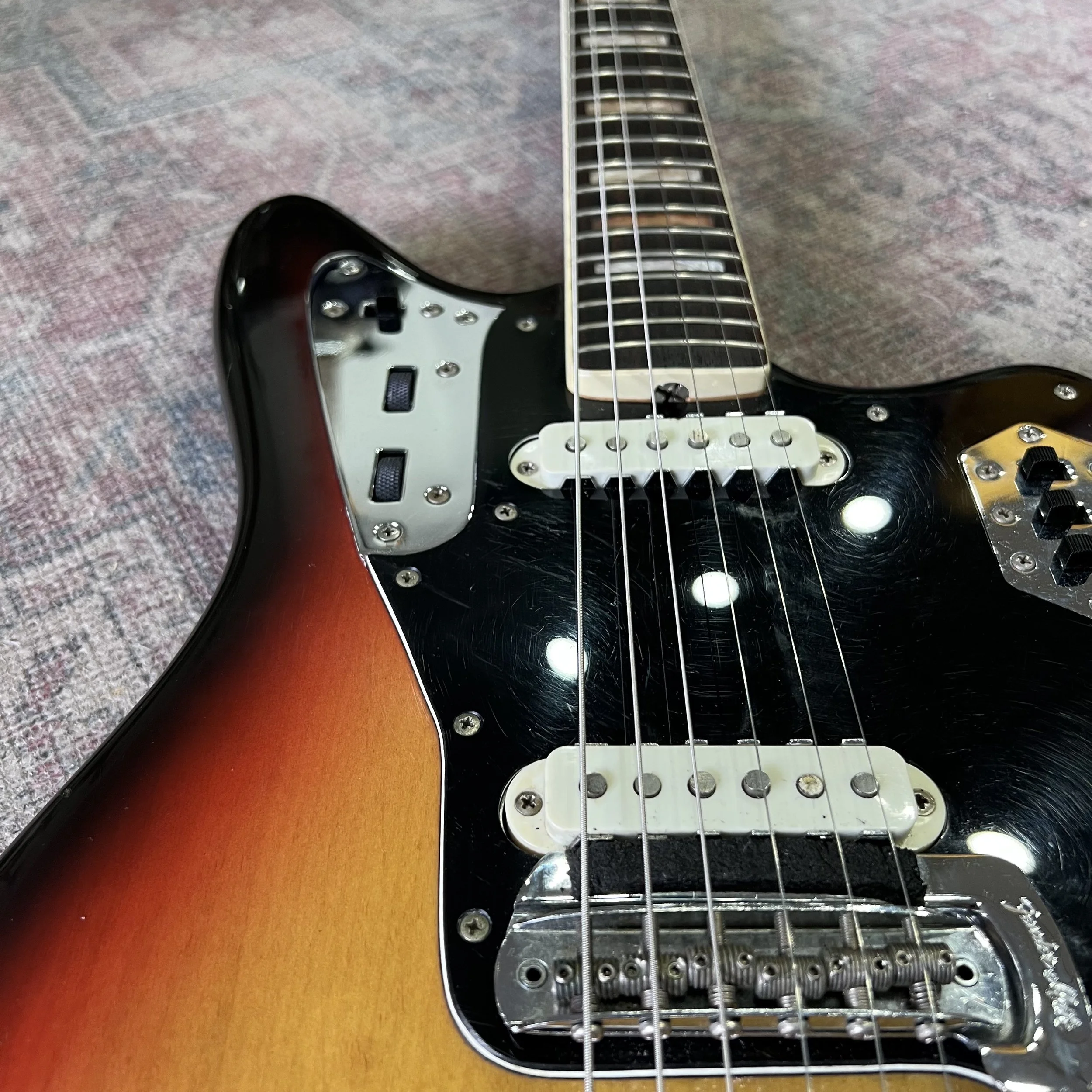 Fender-Jaguar-1969-Electric-Guitar-3Tone-Sunburst-09.jpeg