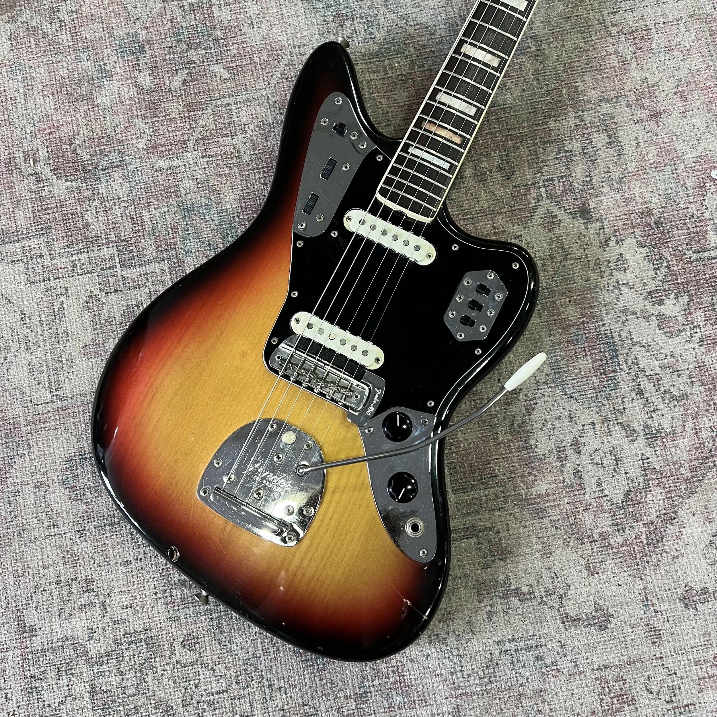 Fender-Jaguar-1969-Electric-Guitar-3Tone-Sunburst-06.jpeg