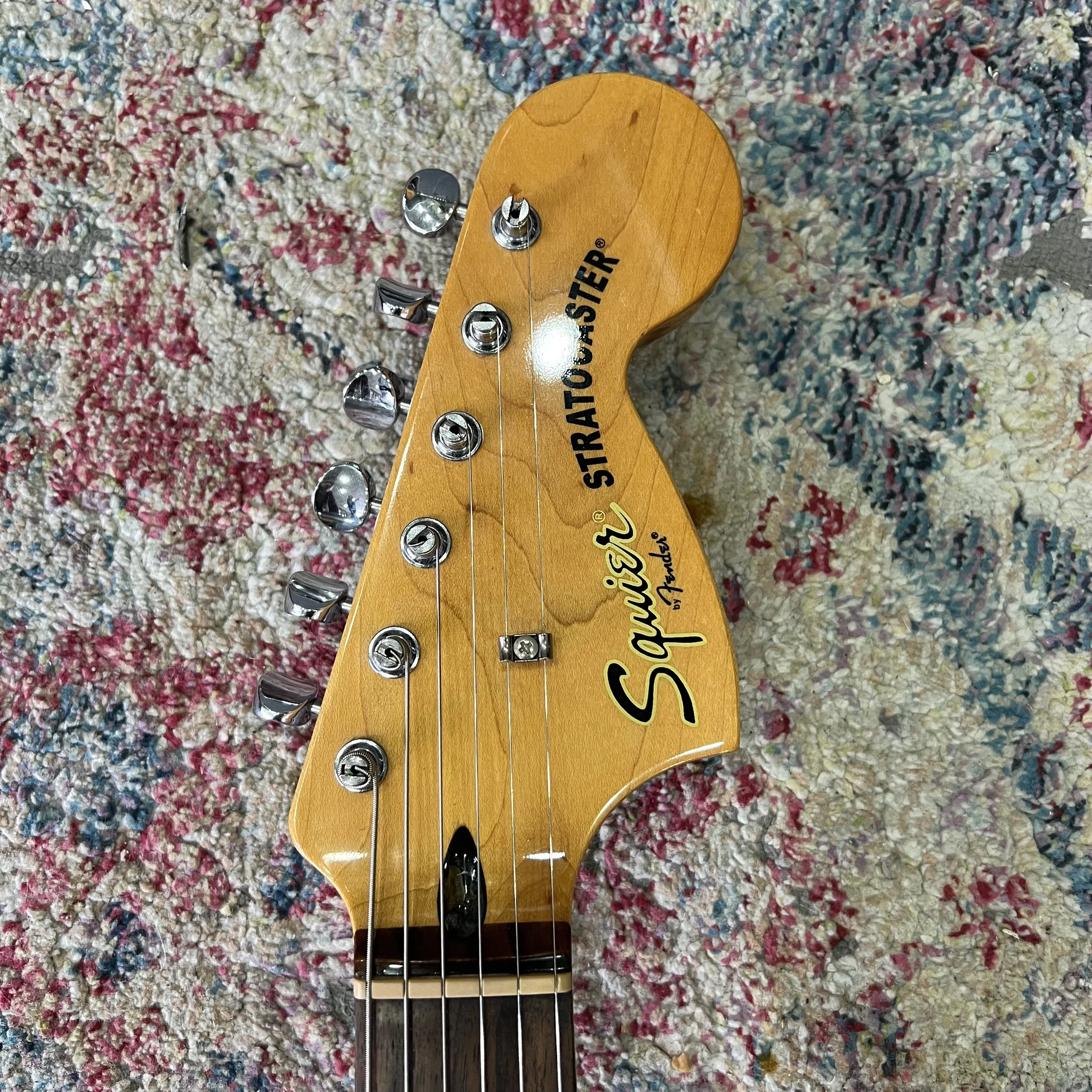 Squier-ClassicVibe-70s-Stratocaster-HSS-3tonesunburst-guitar-06.jpeg