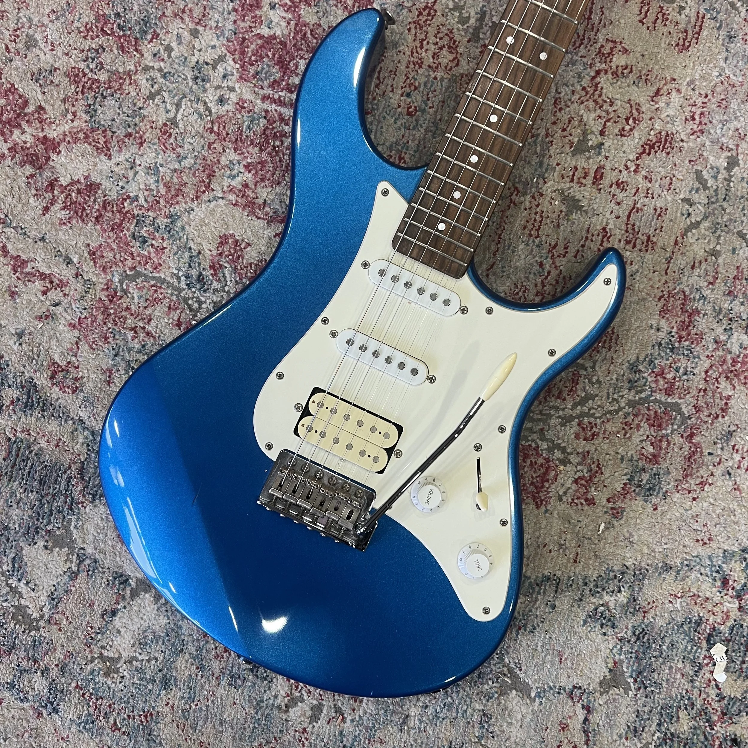 Yamaha-Pacifica-PAC012-sonicblue-2.jpeg