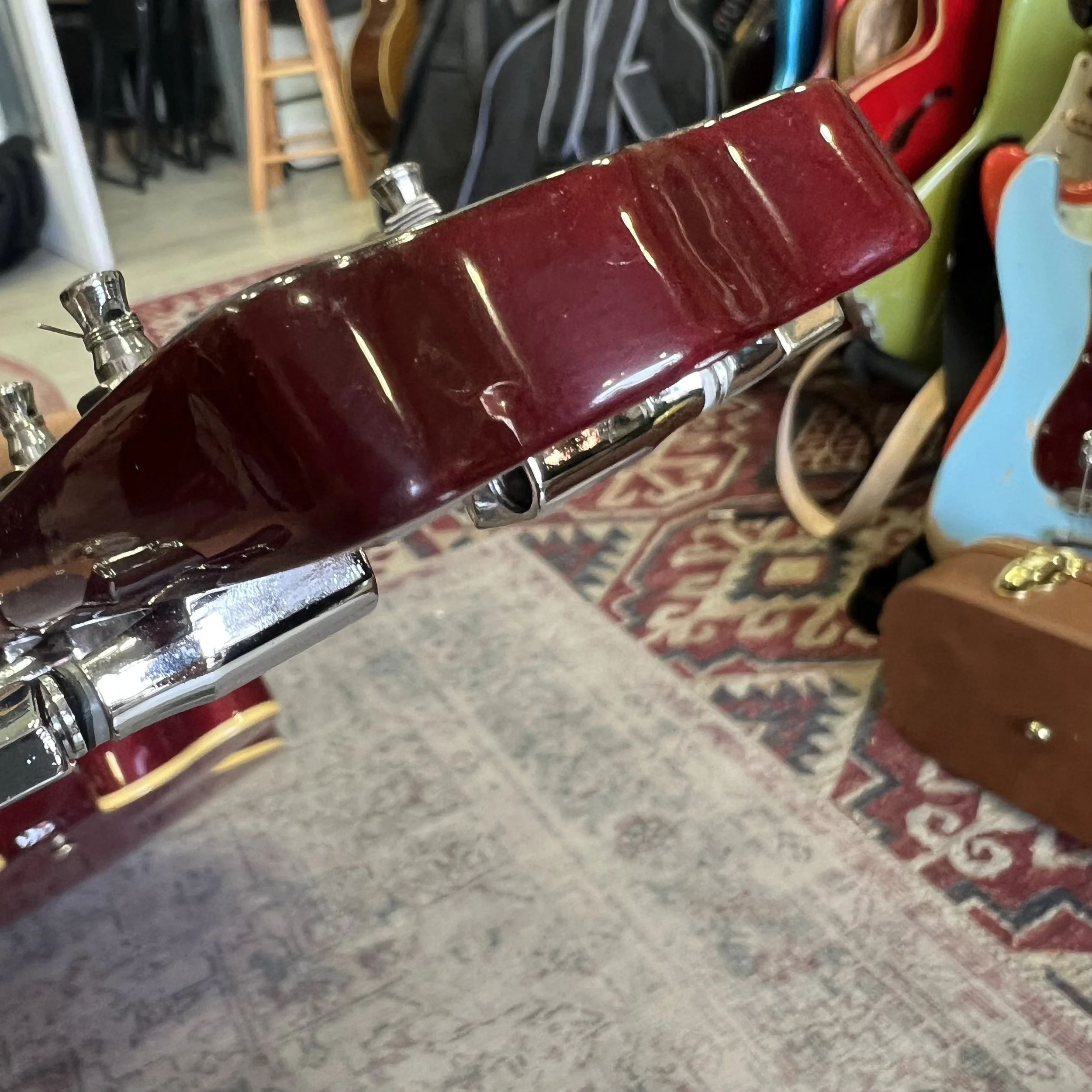 Vantage-635V-semi-hollow-electric-guitar-CherryRed-012.jpeg