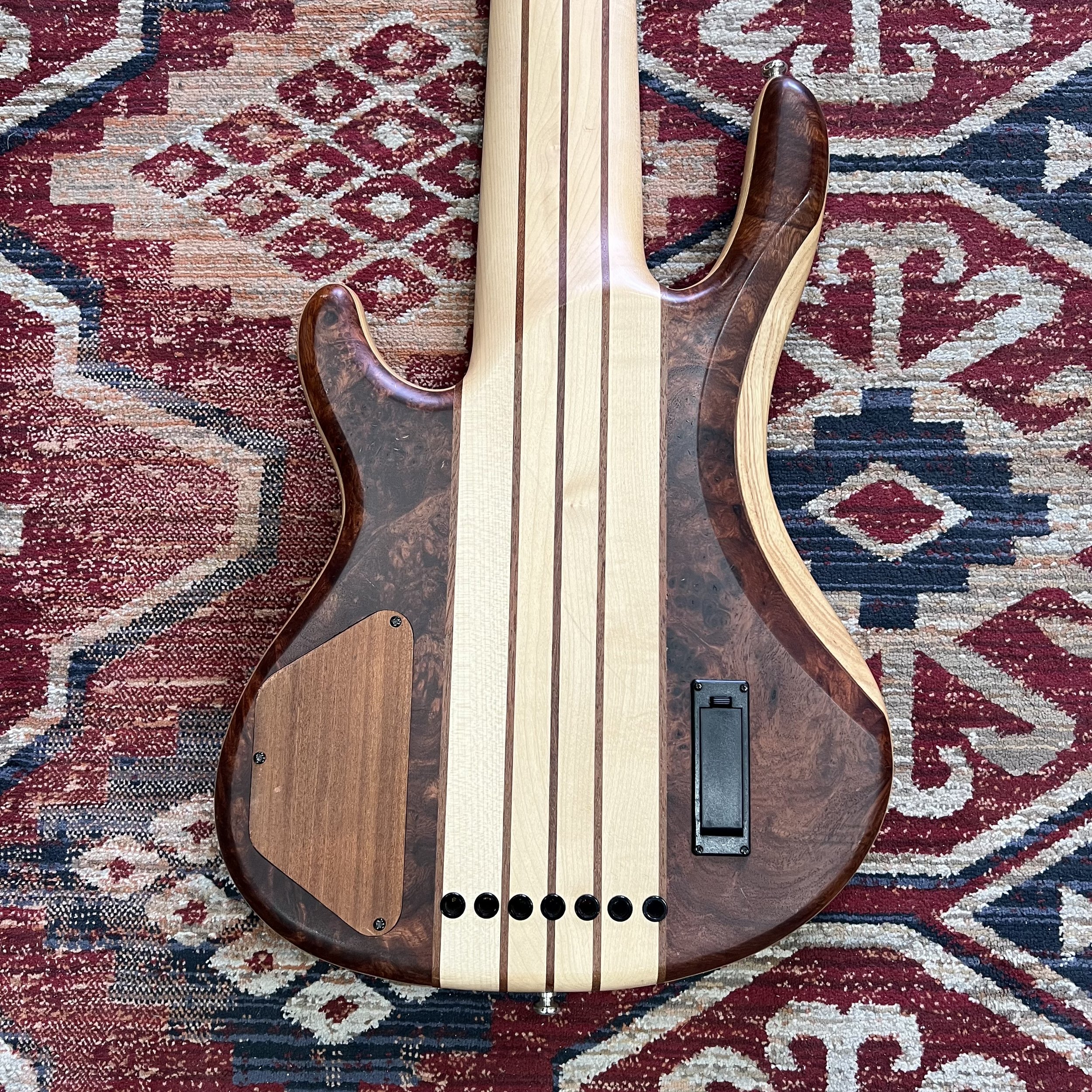 HK-Wolf-7string-bass-0-Natural-Walnut-Burr-08.jpeg