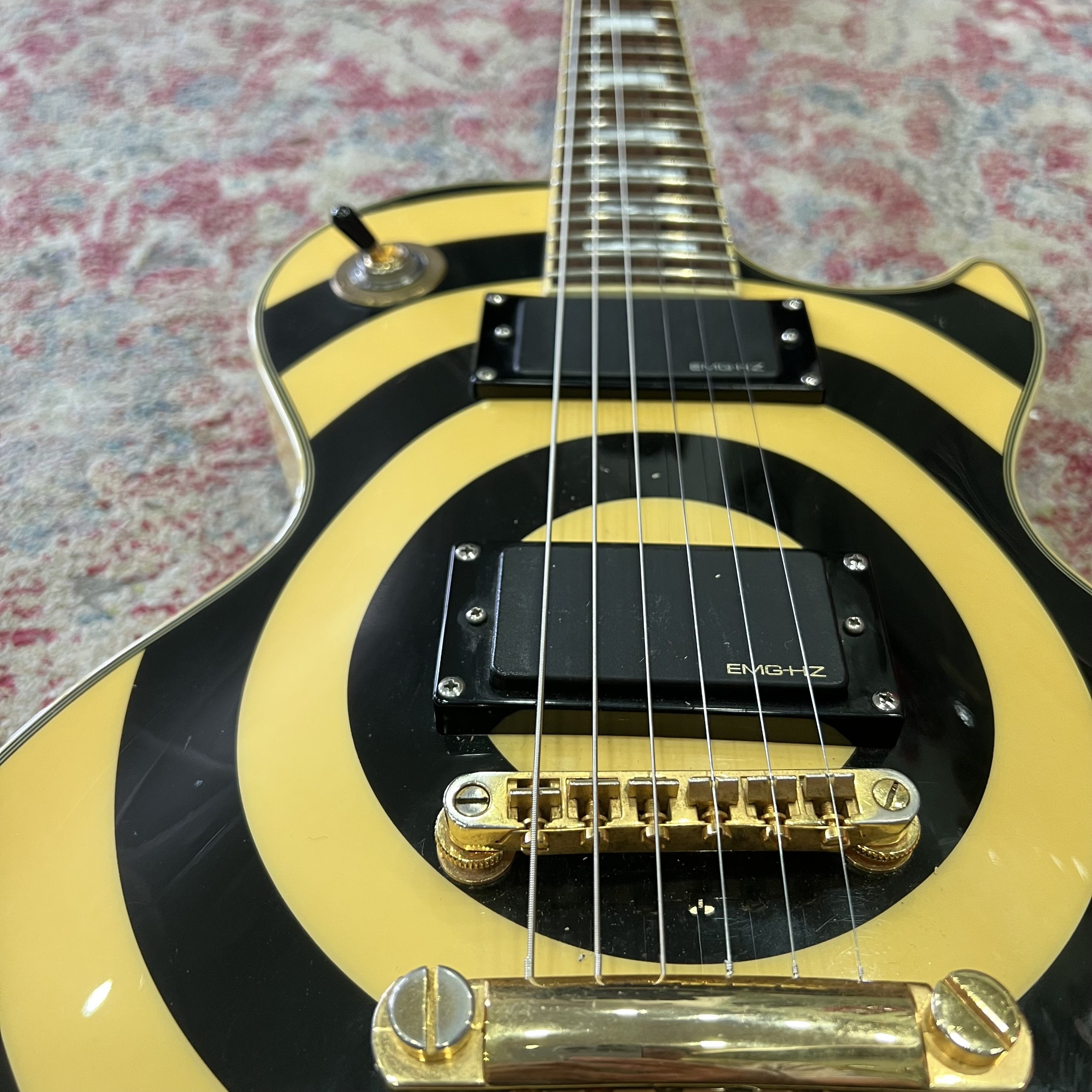 Epiphone-Zakk-Wylde-LesPaulCustom-YellowBlackBullseye-Electric-Guitar-05.jpeg
