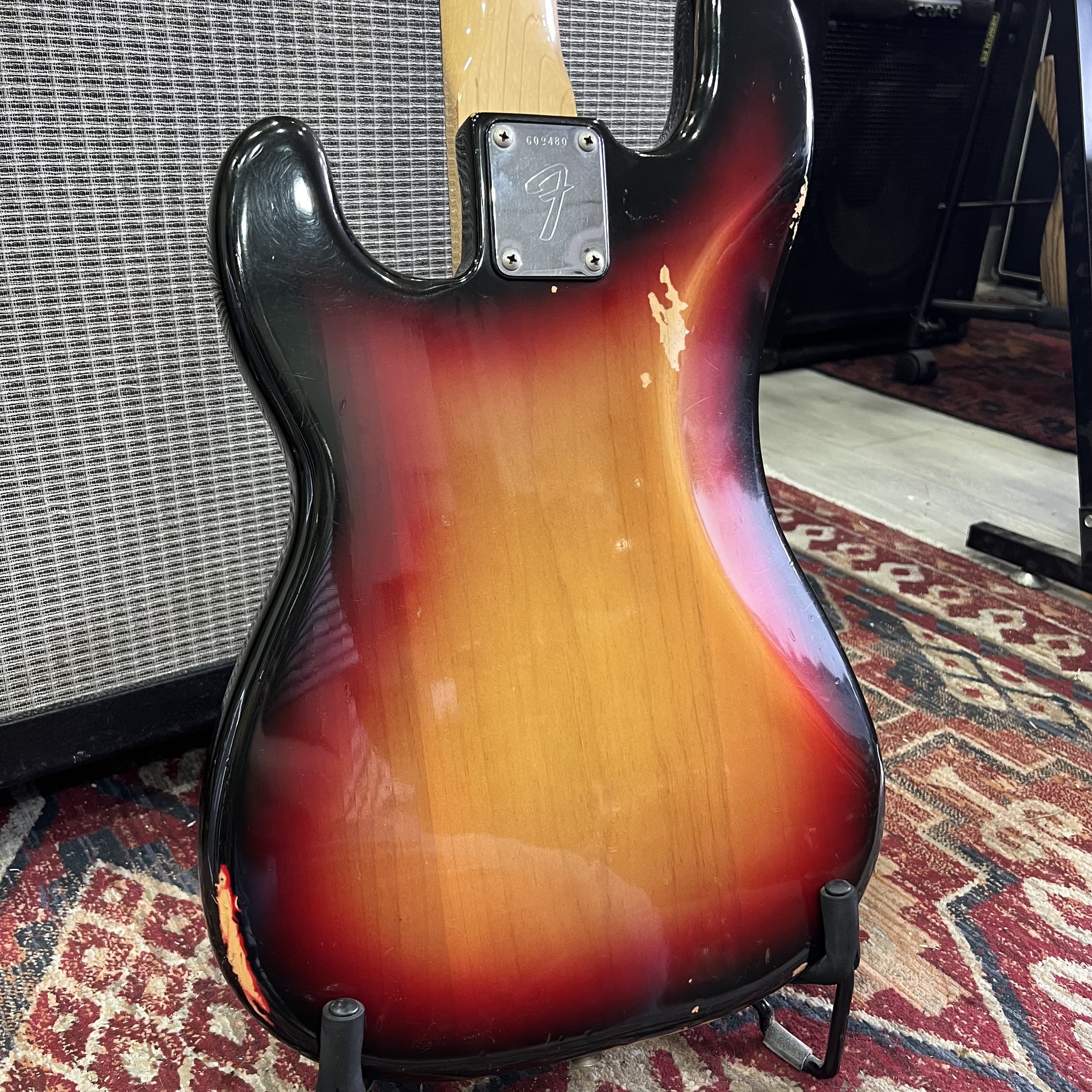 Fender-Precision-Bass-3tonesunburst-06.jpeg