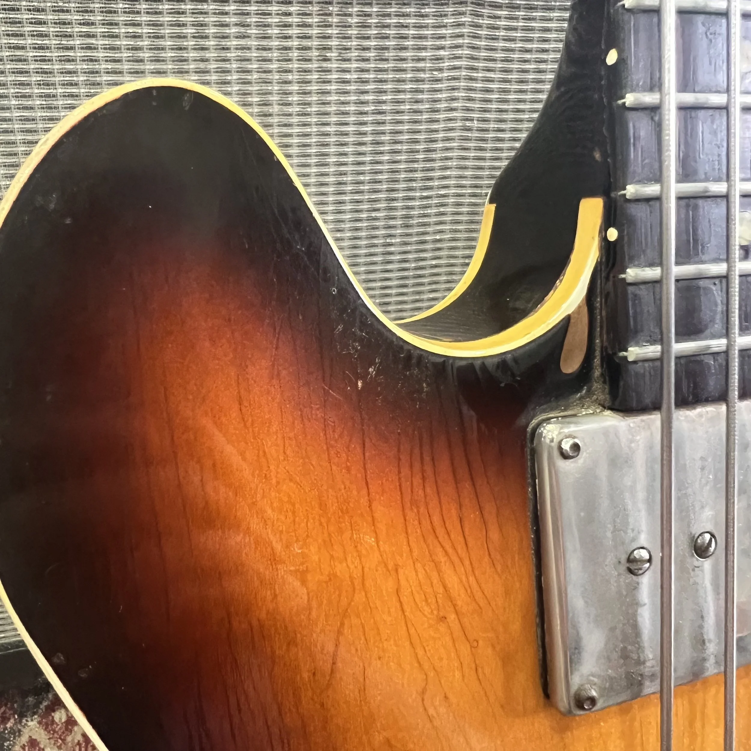 Epiphone-Rivoli-Electric-Bass-Guitar-1967-3tonesunburst-013.jpeg