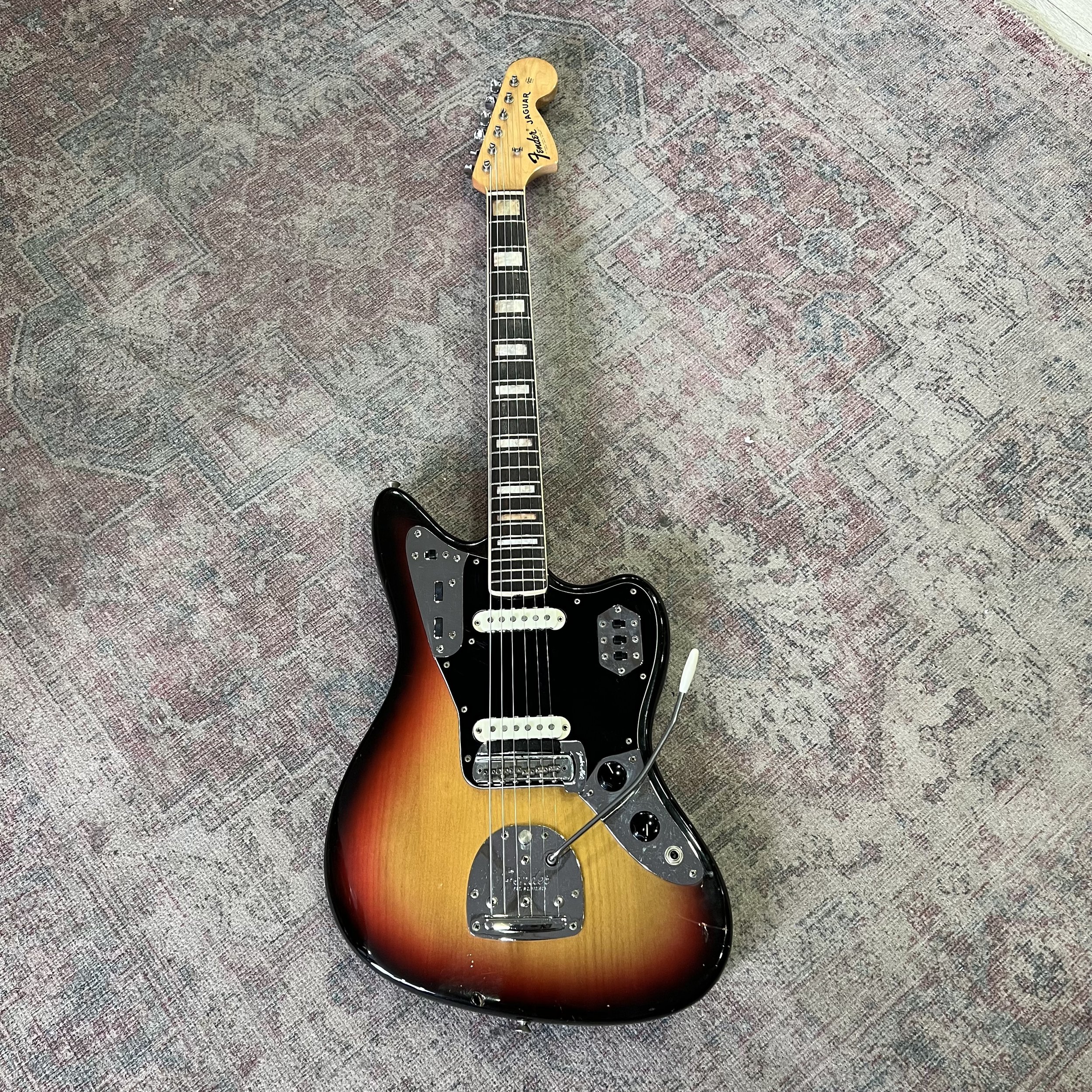 Fender-Jaguar-1969-Electric-Guitar-3Tone-Sunburst-05.jpeg