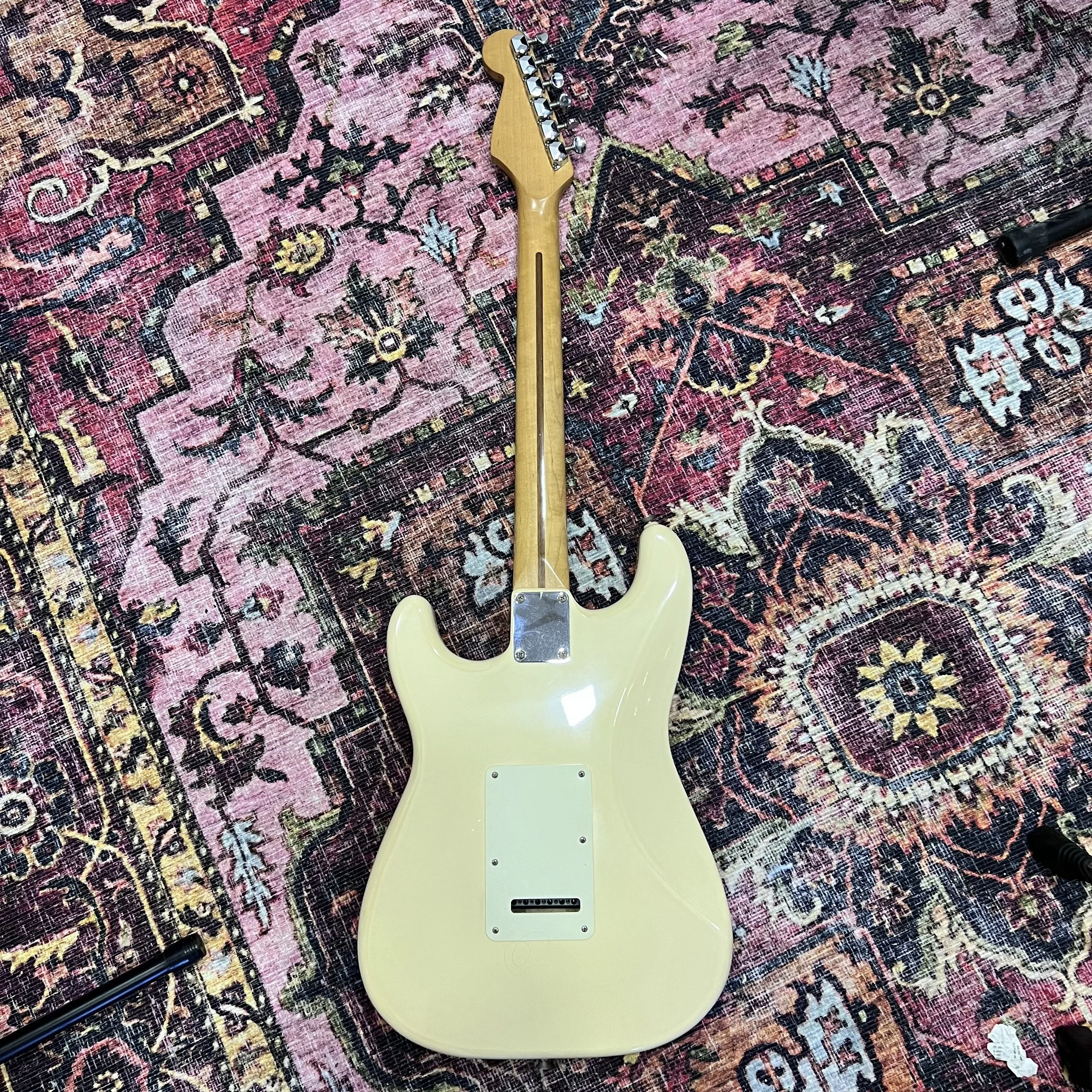 FenderSquier SeriesStratocasterAgedArctic White_08.jpeg