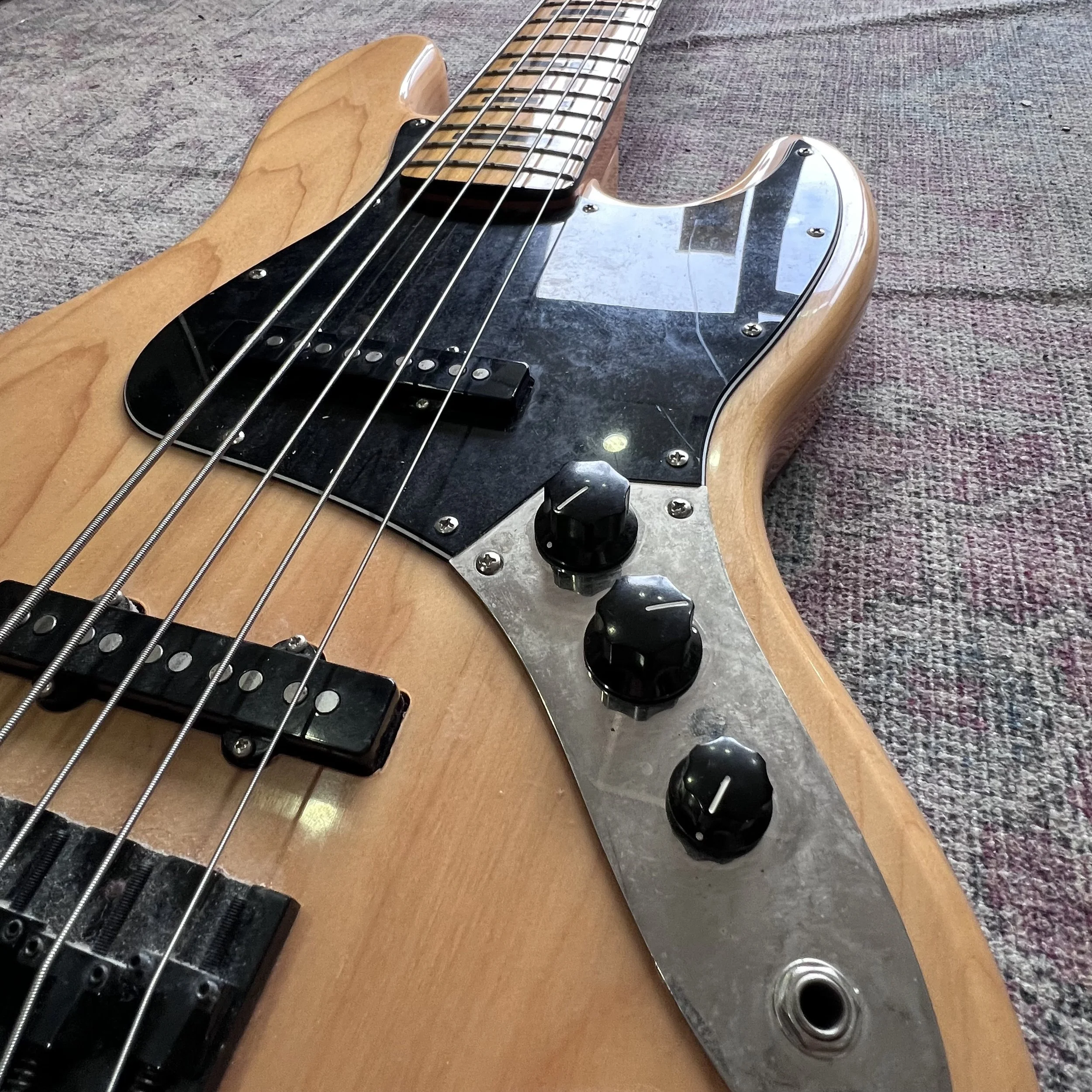 SquierClassicVibeJazzBass70sNatural_03.jpeg