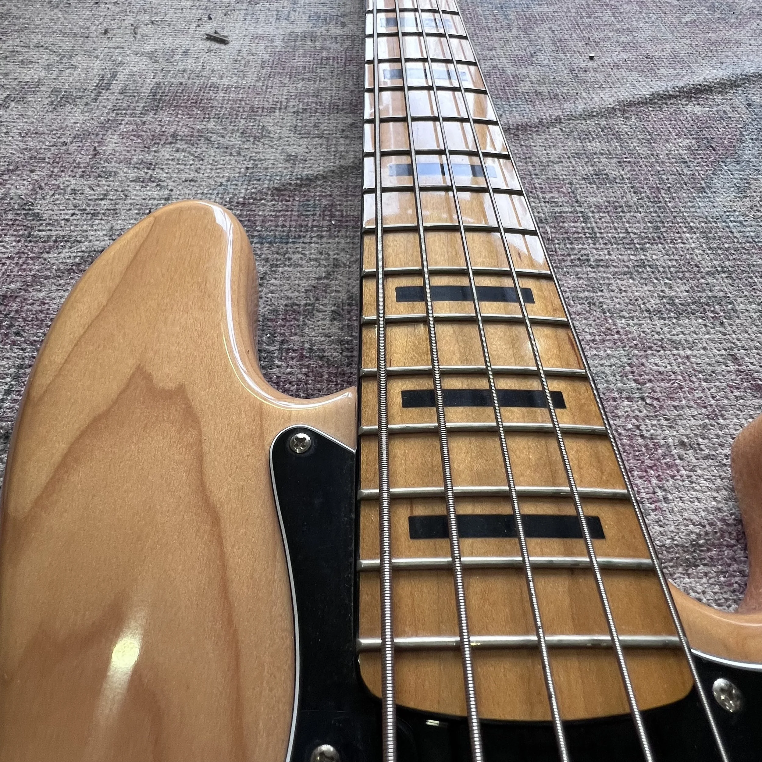 SquierClassicVibeJazzBass70sNatural_05.jpeg