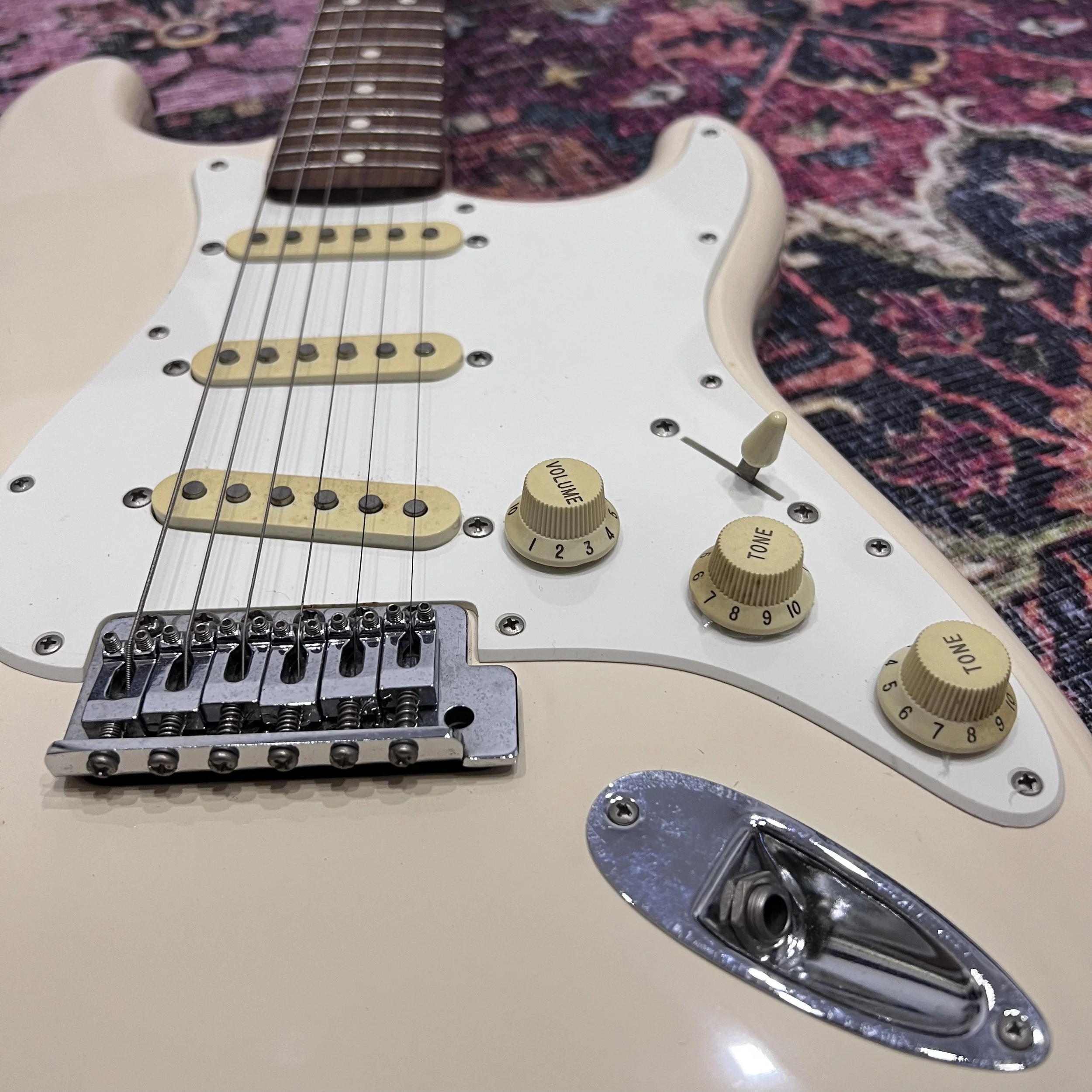 FenderSquier SeriesStratocasterAgedArctic White_04.jpeg